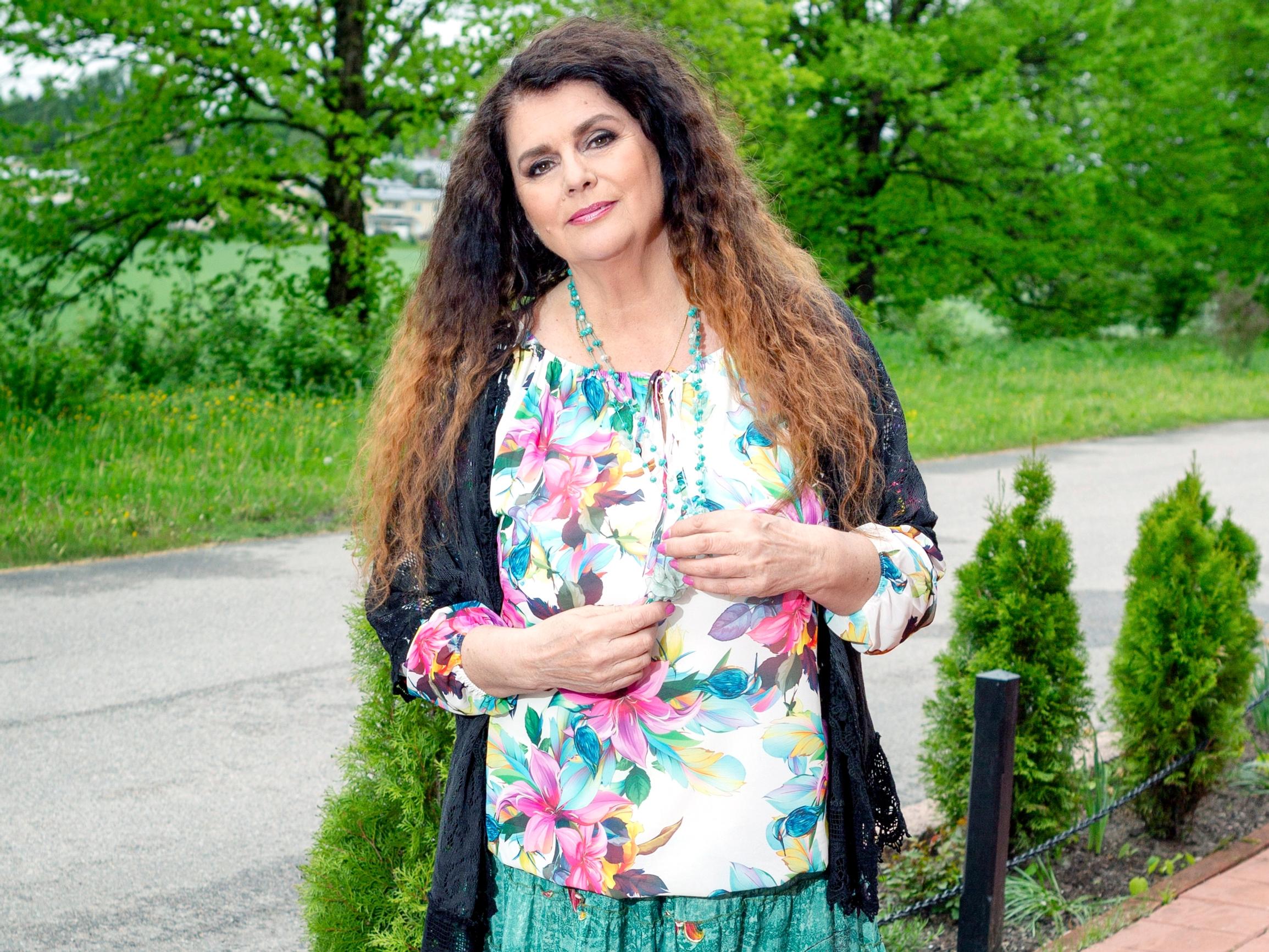 Riitta Väisänen, 70, vatsastaan: ”Häpeän syvästi, onhan se nyt, helvetti vieköön, kamalan näköistä” 