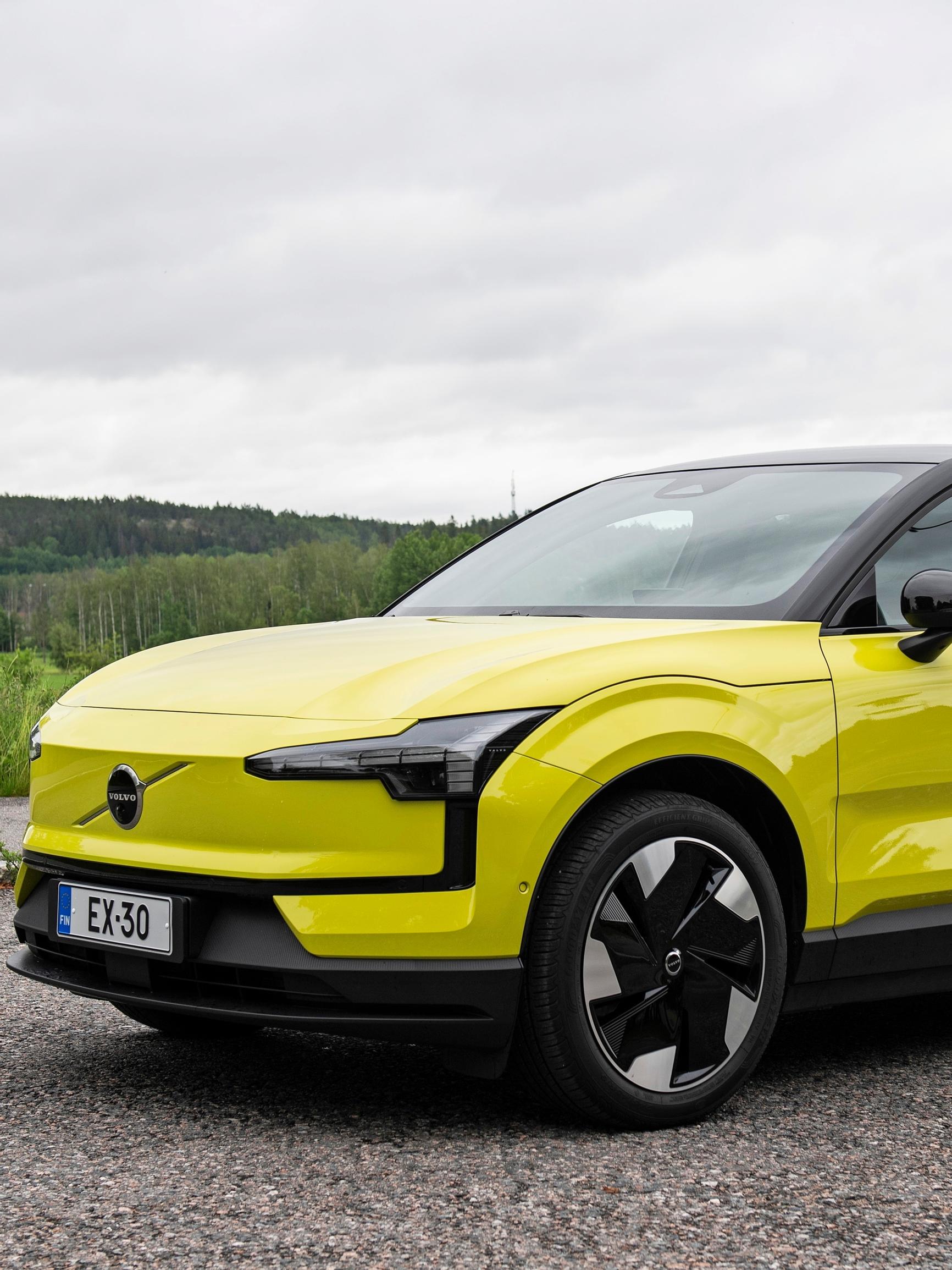 Volvo EX30 on pieni, painava ja pirun nopea – kiihtyy nopeammin kuin Lamborghini, mutta ohjaus jättää kylmäksi – missä on tunne?