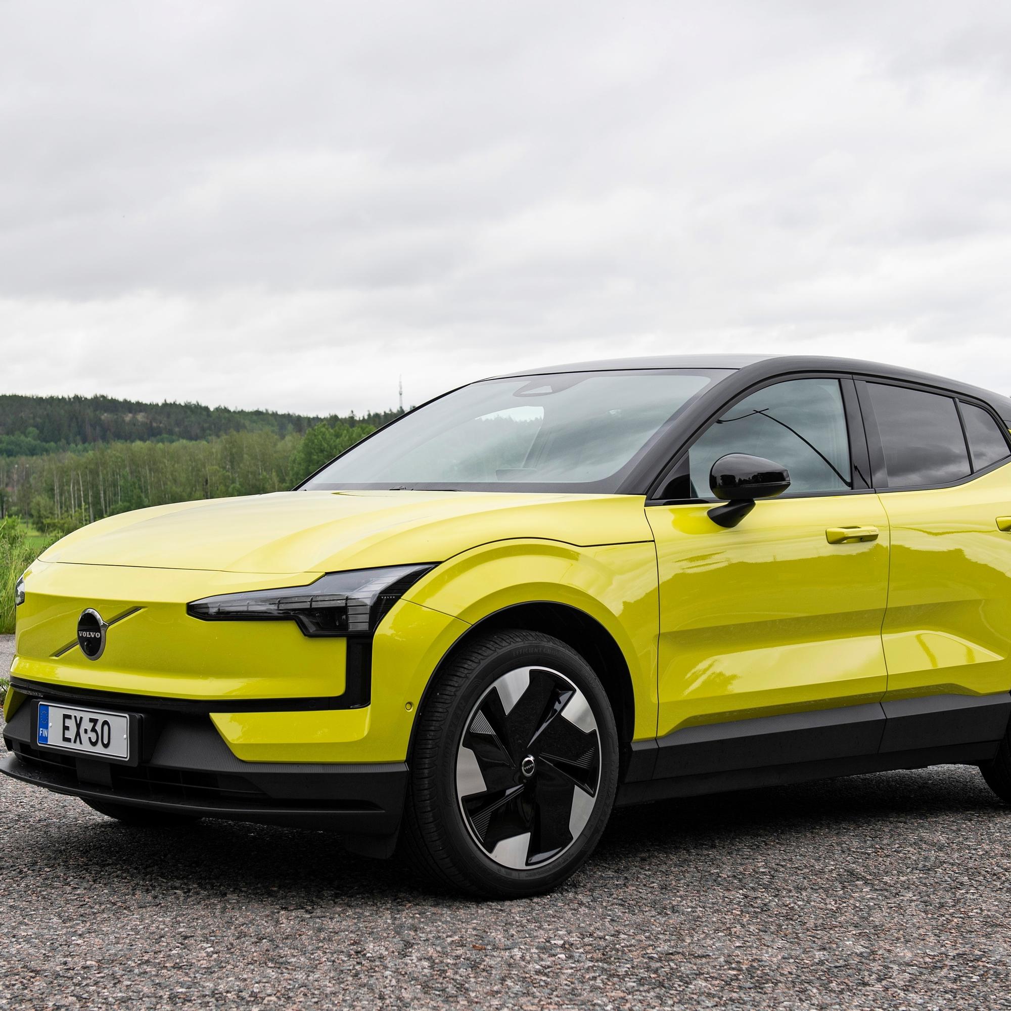 Volvo EX30 on pieni, painava ja pirun nopea – kiihtyy nopeammin kuin Lamborghini, mutta ohjaus jättää kylmäksi – missä on tunne?