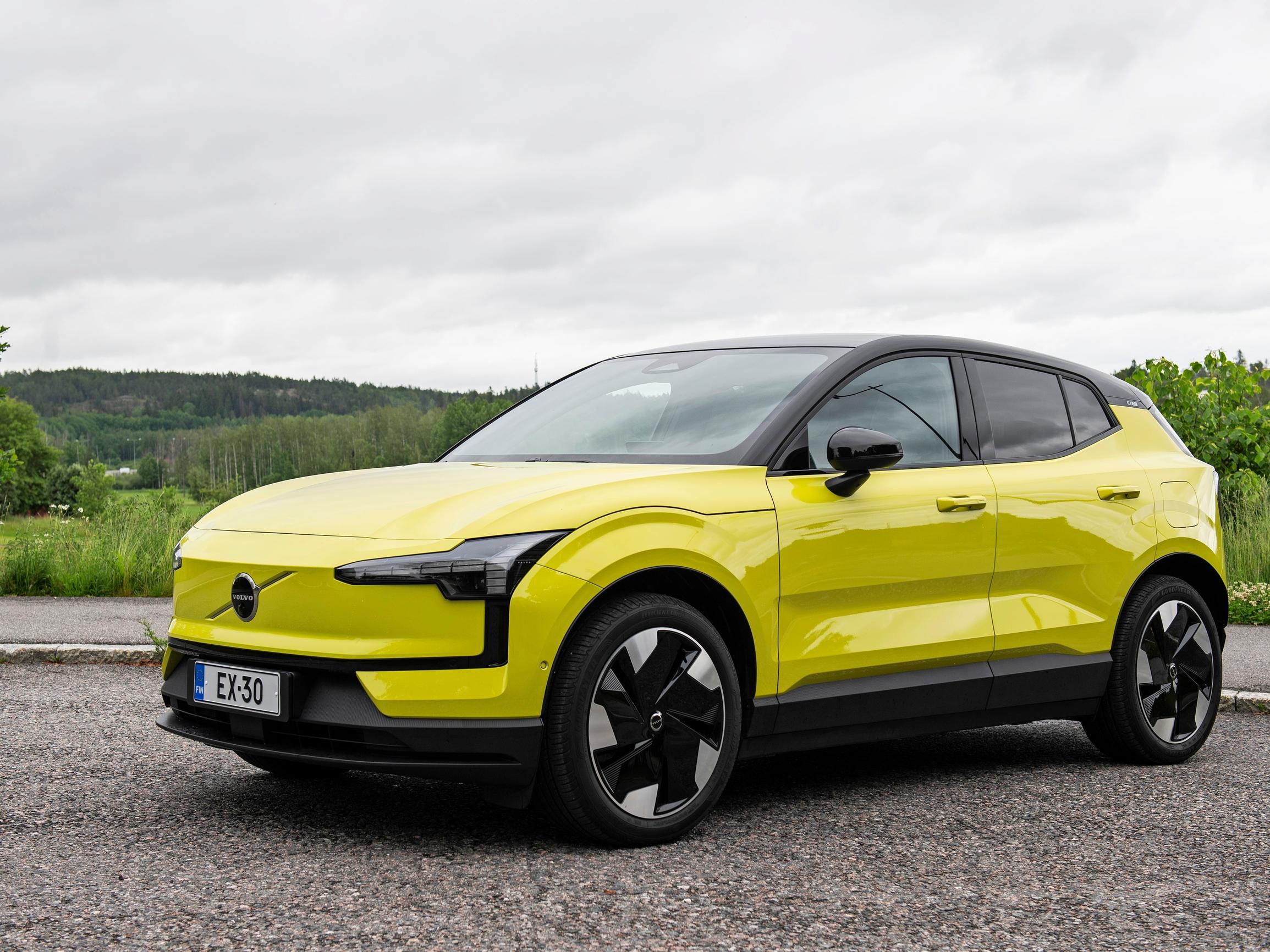 Volvo EX30 on pieni, painava ja pirun nopea – kiihtyy nopeammin kuin Lamborghini, mutta ohjaus jättää kylmäksi – missä on tunne?