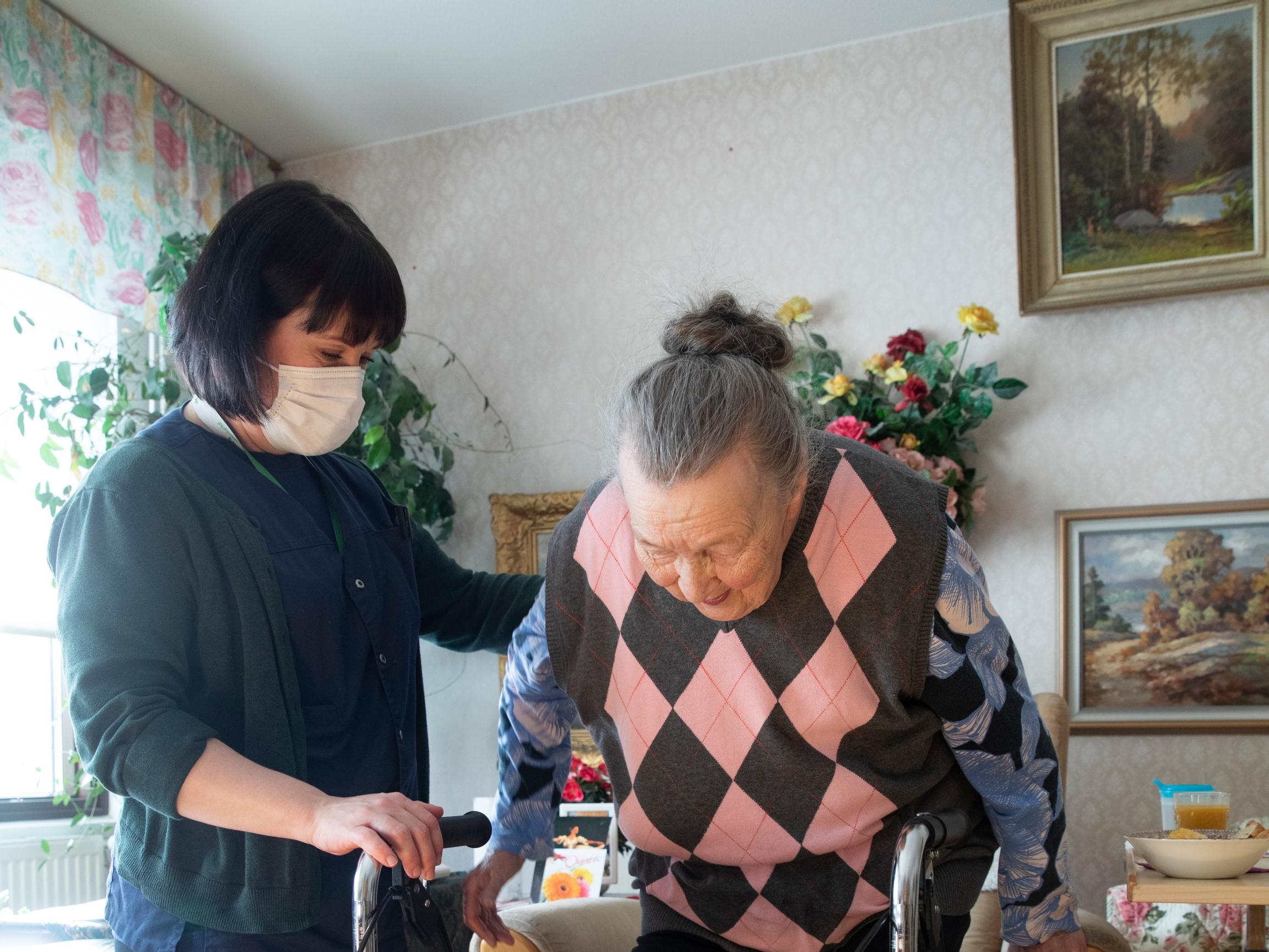 Varissuon kotihoito palkittiin Apu-tonnilla – työ vaatii välillä mielikuvitusta: "Joskus ihminen täytyy pestä Fairylla"