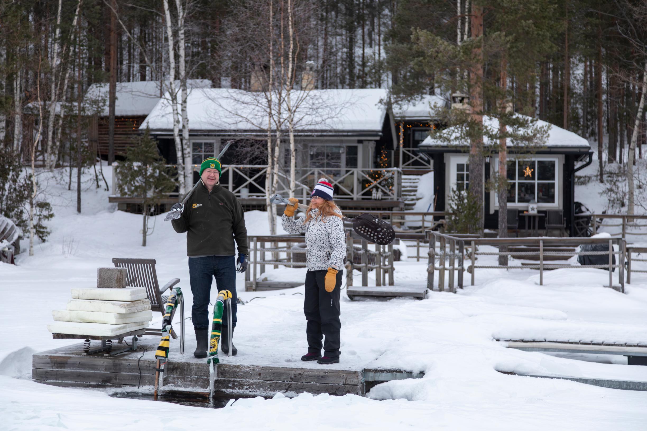 Jyrki ja puoliso Hilpi pitävät avannon vapaana jäästä, sillä jokailtaisen saunareissun kruunaa uinti.