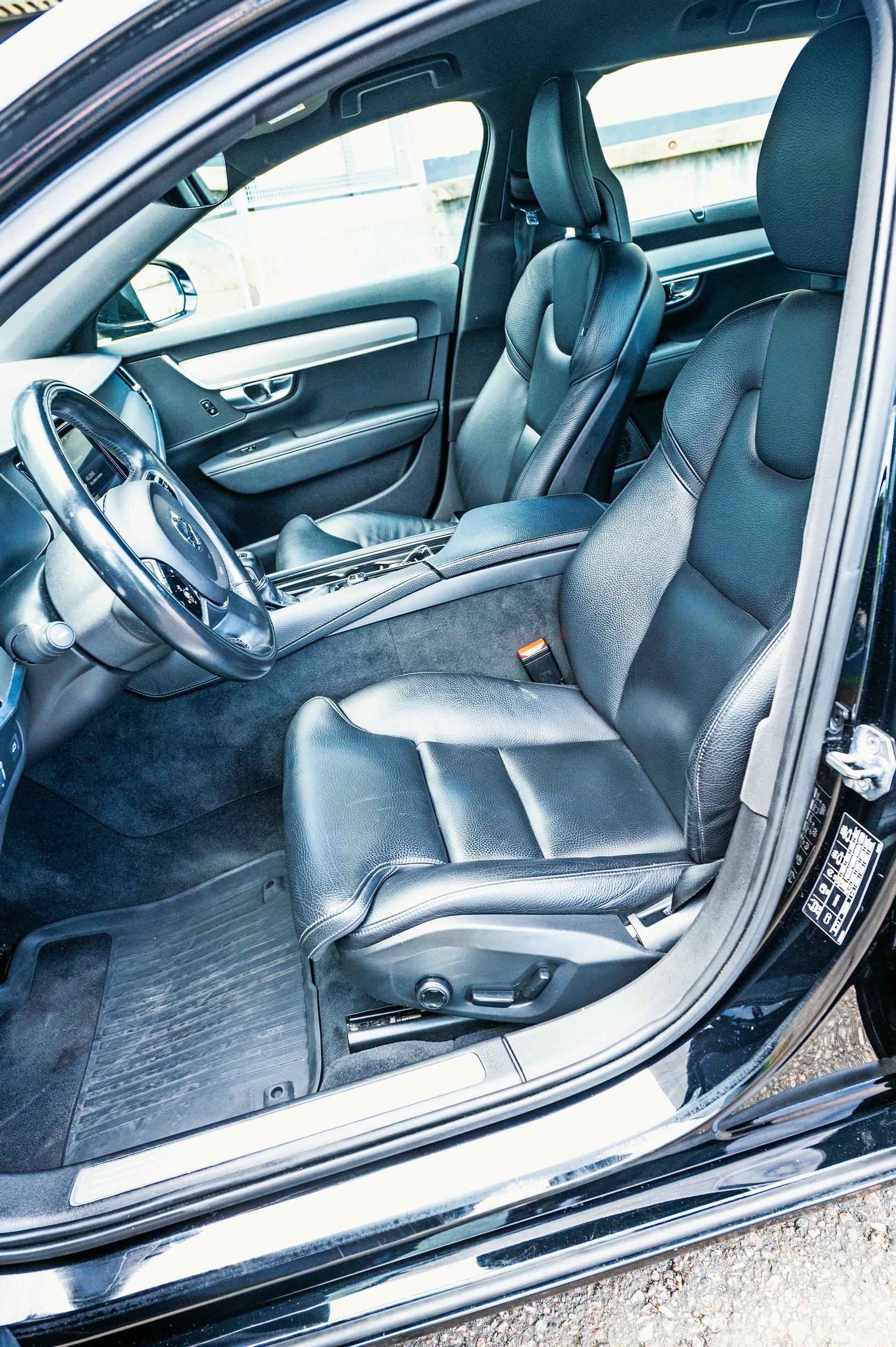 Volvo V90:n kuljettaja istuu tuolillaan melko matalalla. Näin ollen näkyvyys ulos ei ole paras mahdollinen.