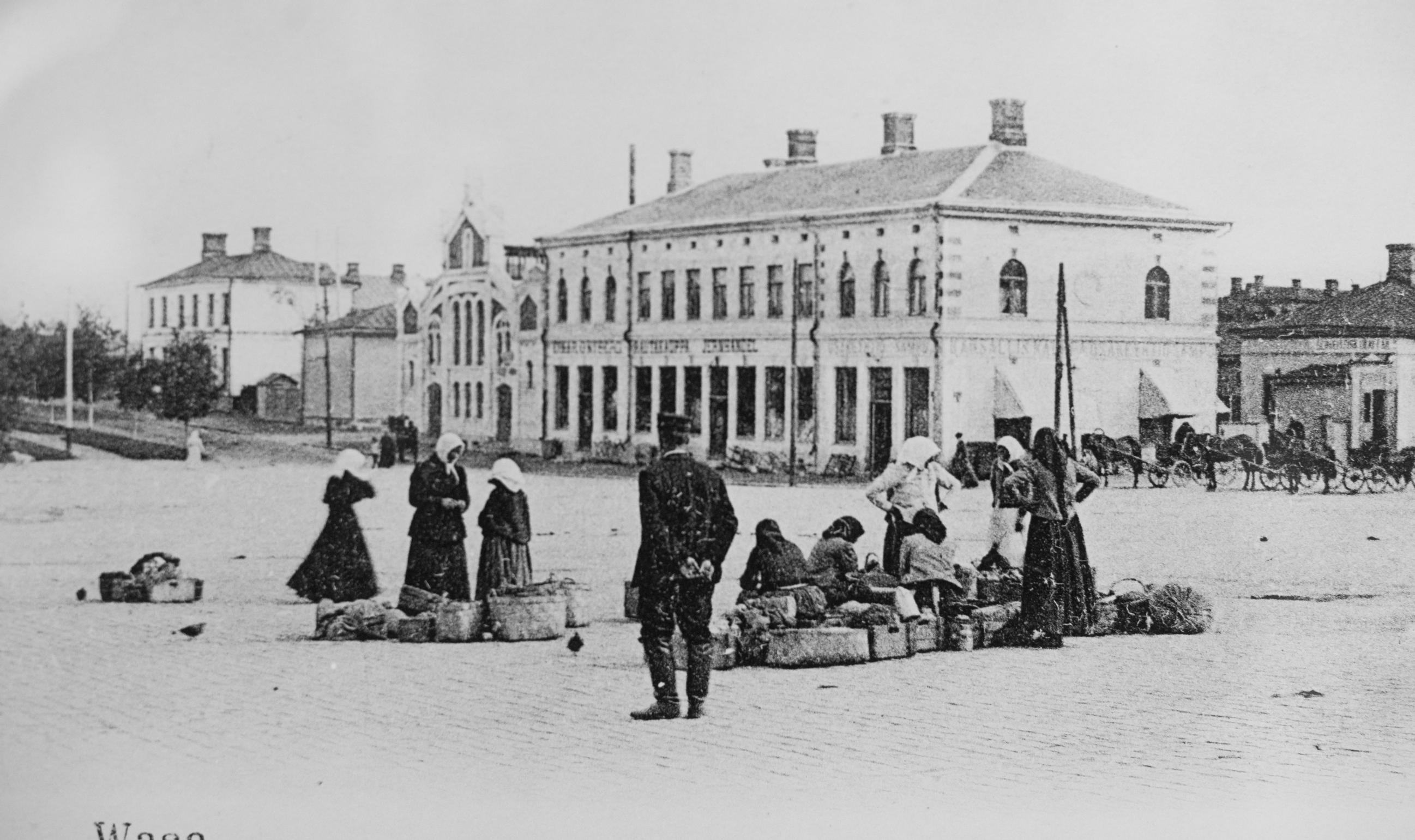 Vaasan kauppahalli todisti, kun Mannerheim otti 1918 vastaan Saksasta palanneet jääkärit – Konkurssin uhka 2000-luvulla sai tuhannet hallin ystävät liikkeelle