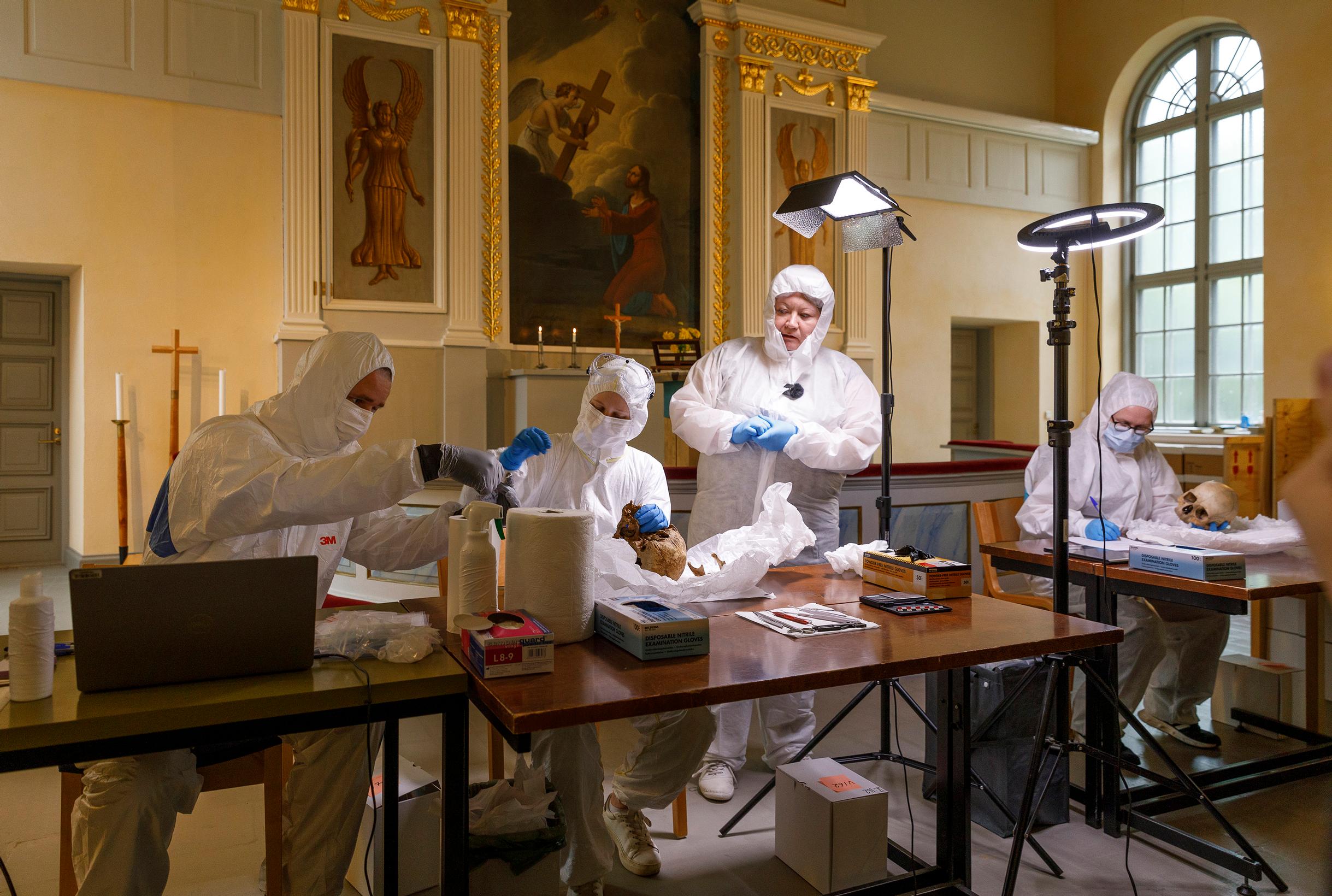 Tutkijat selvittelemässä palautettujen jäännösten salaisuuksia.