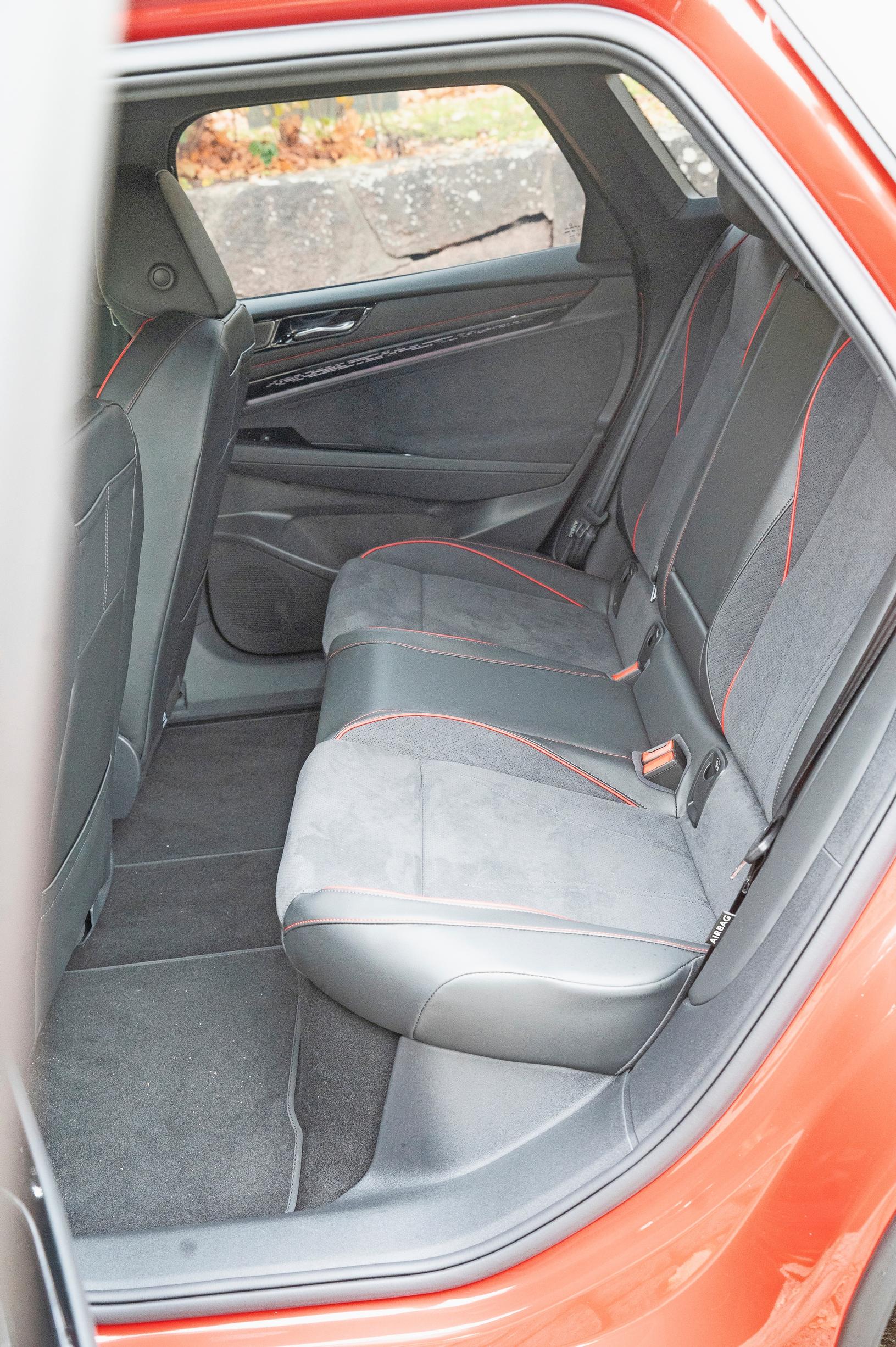Volkswagen ID.7 Tourerin takapenkillä on viiden tähden tilat.