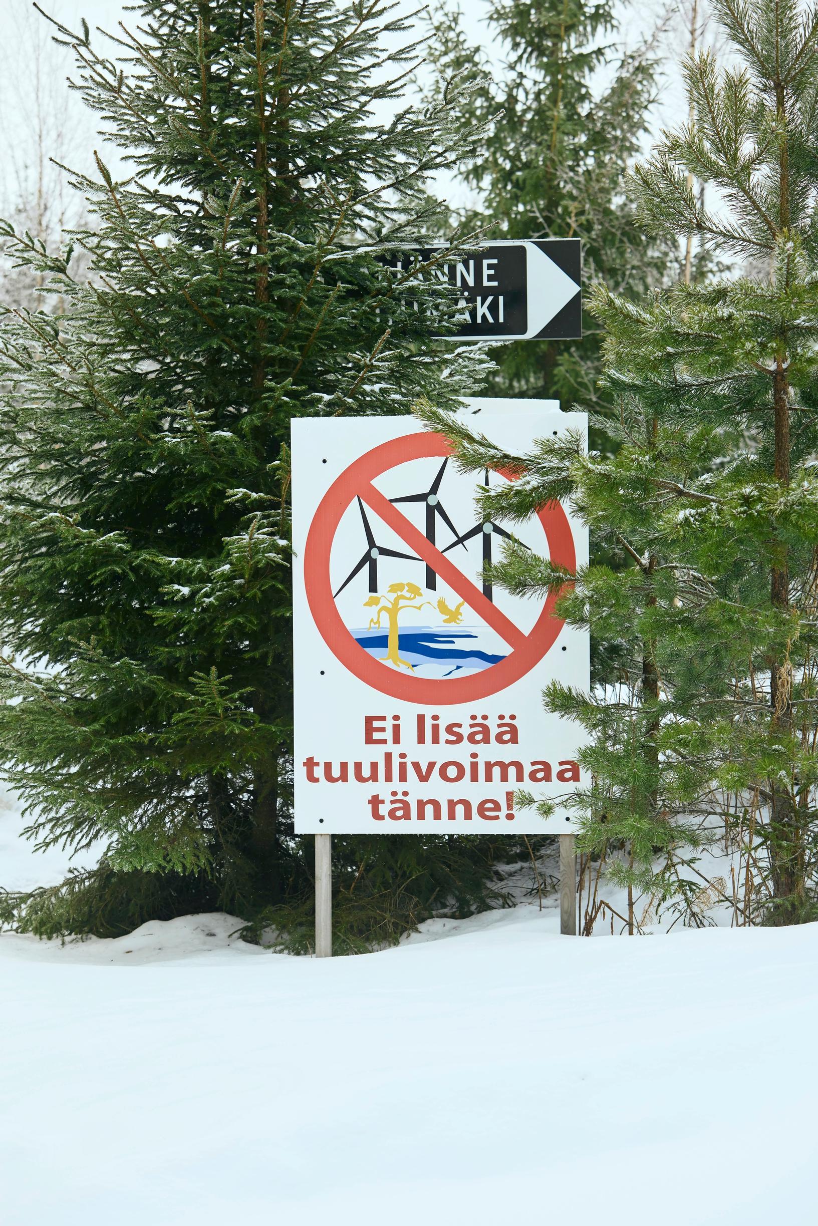 Tuulivoiman vastustajien pystyttämät kyltit joutuivat paikoin ilkivallan kohteeksi.