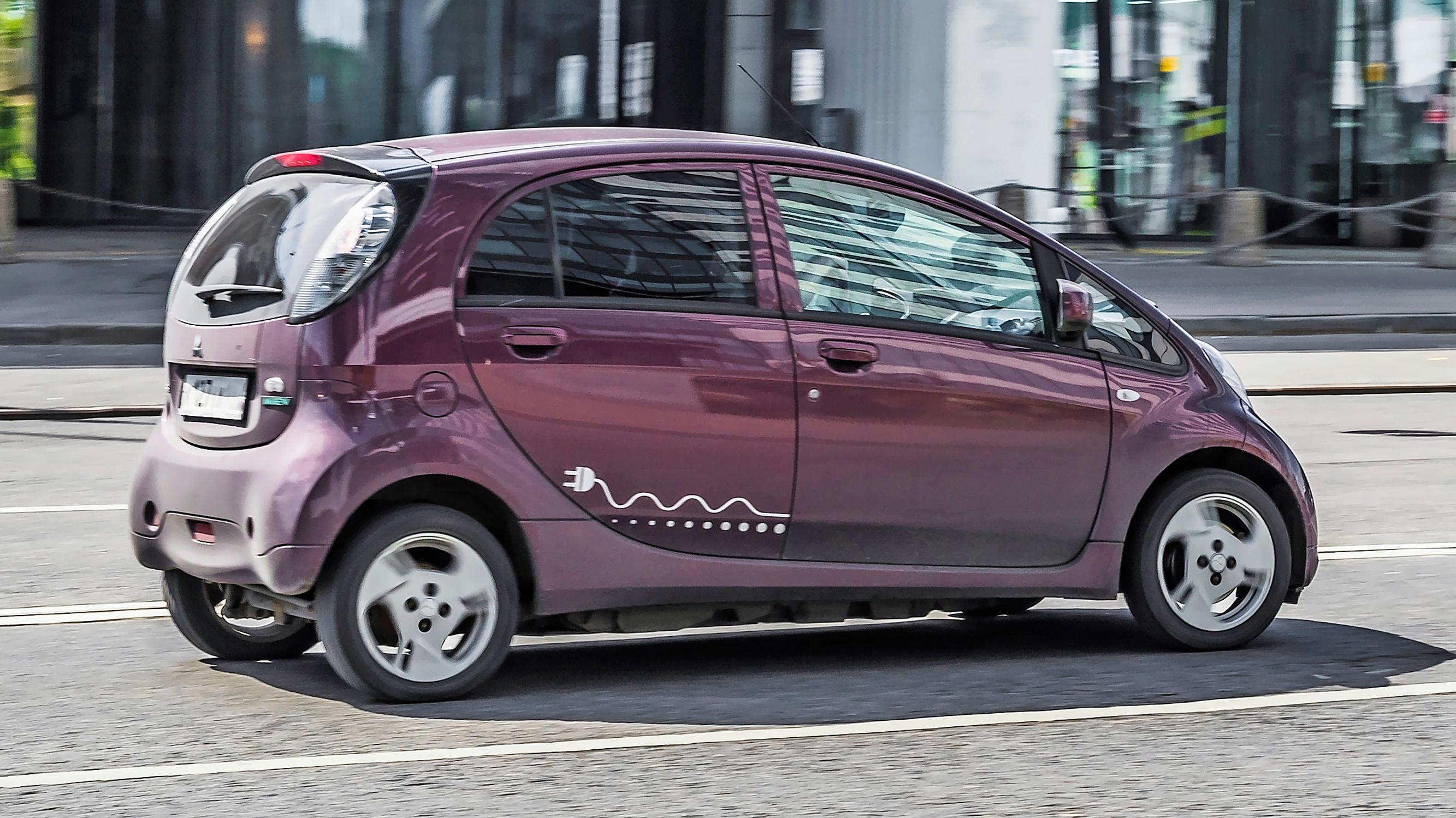 Käytetty sähköauto: Mitsubishi i-MiEV vm. 2009–2014 – Varoitus: Tämä auto on vanha ja harvinainen – ja niin ovat siihen perehtyneet korjaajatkin