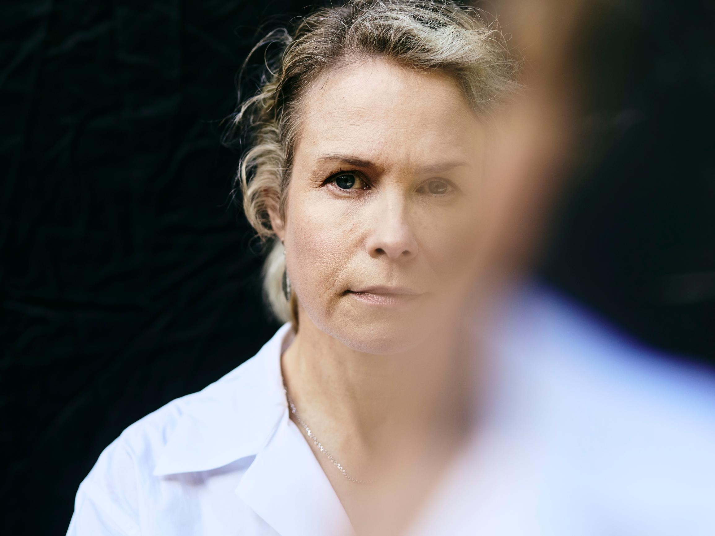 Nuorisopsykiatri Anu Raevuori haluaisi rajoittaa lailla älypuhelinten käyttöä – hän on kohdannut työssään iltasatuikäisiä lapsia, jotka ovat olleet riippuvaisia nettipornosta