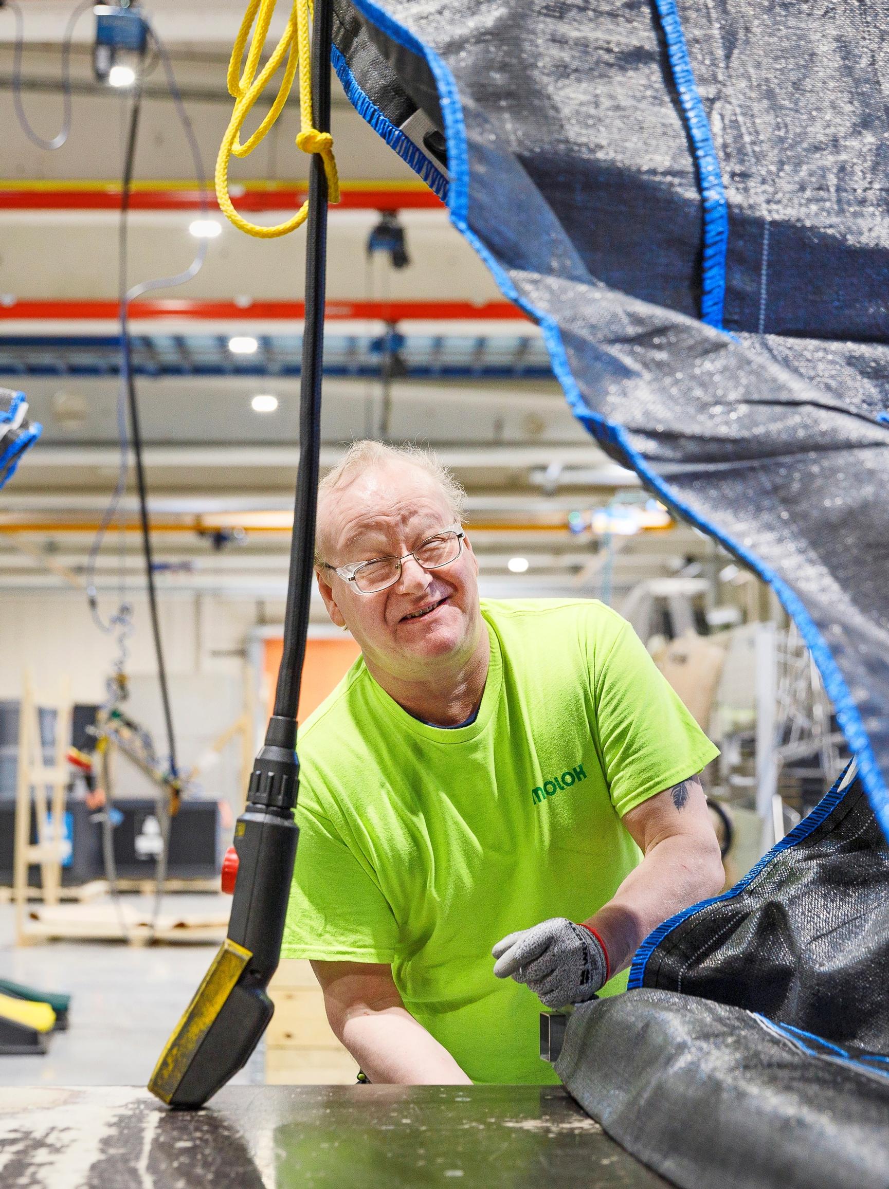 Kun Markus menetti työnsä yli viisikymppisenä, hän lähti ”ennakkoluulottomasti nuorten joukkoon”