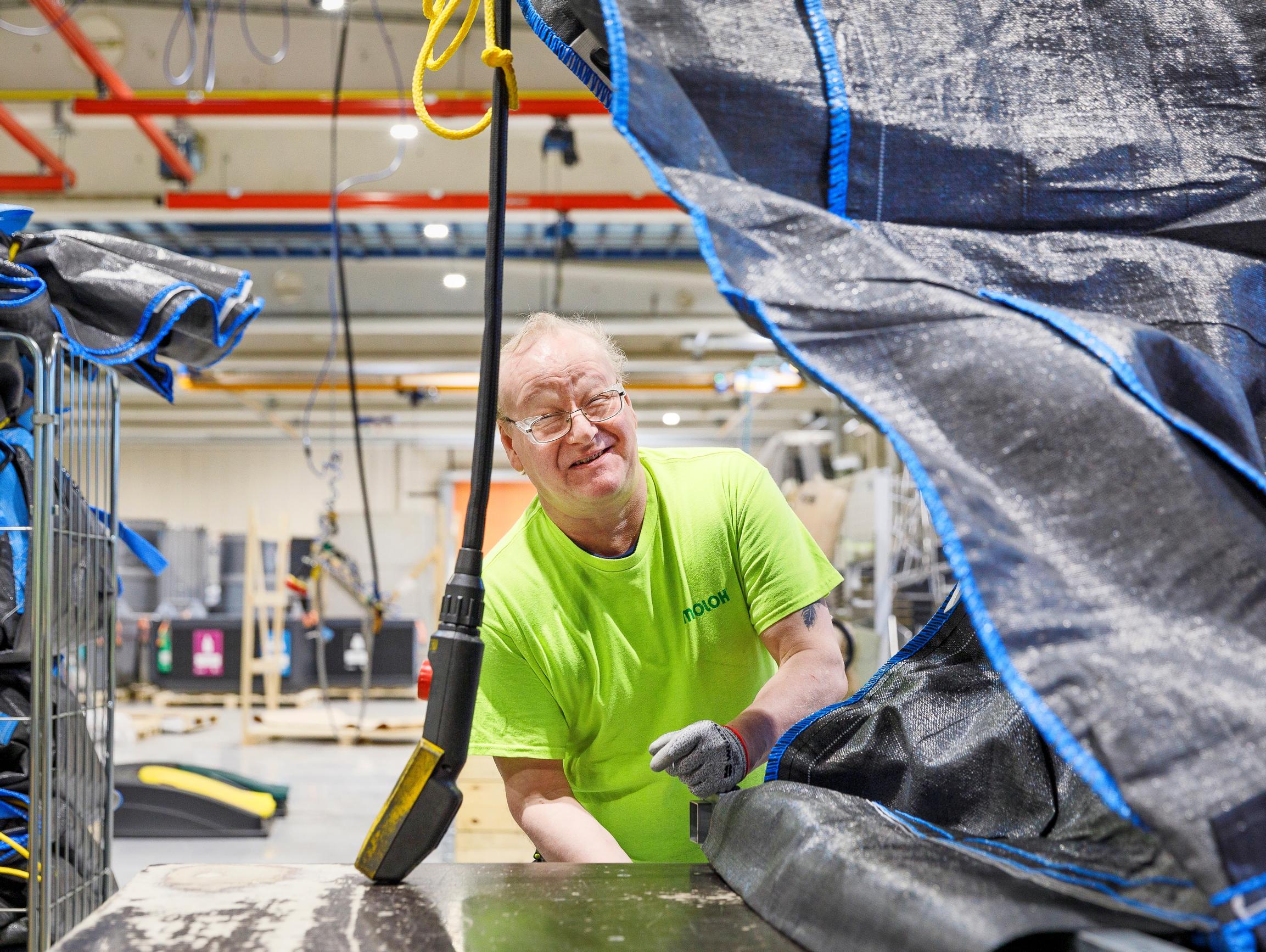 Kun Markus menetti työnsä yli viisikymppisenä, hän lähti ”ennakkoluulottomasti nuorten joukkoon”
