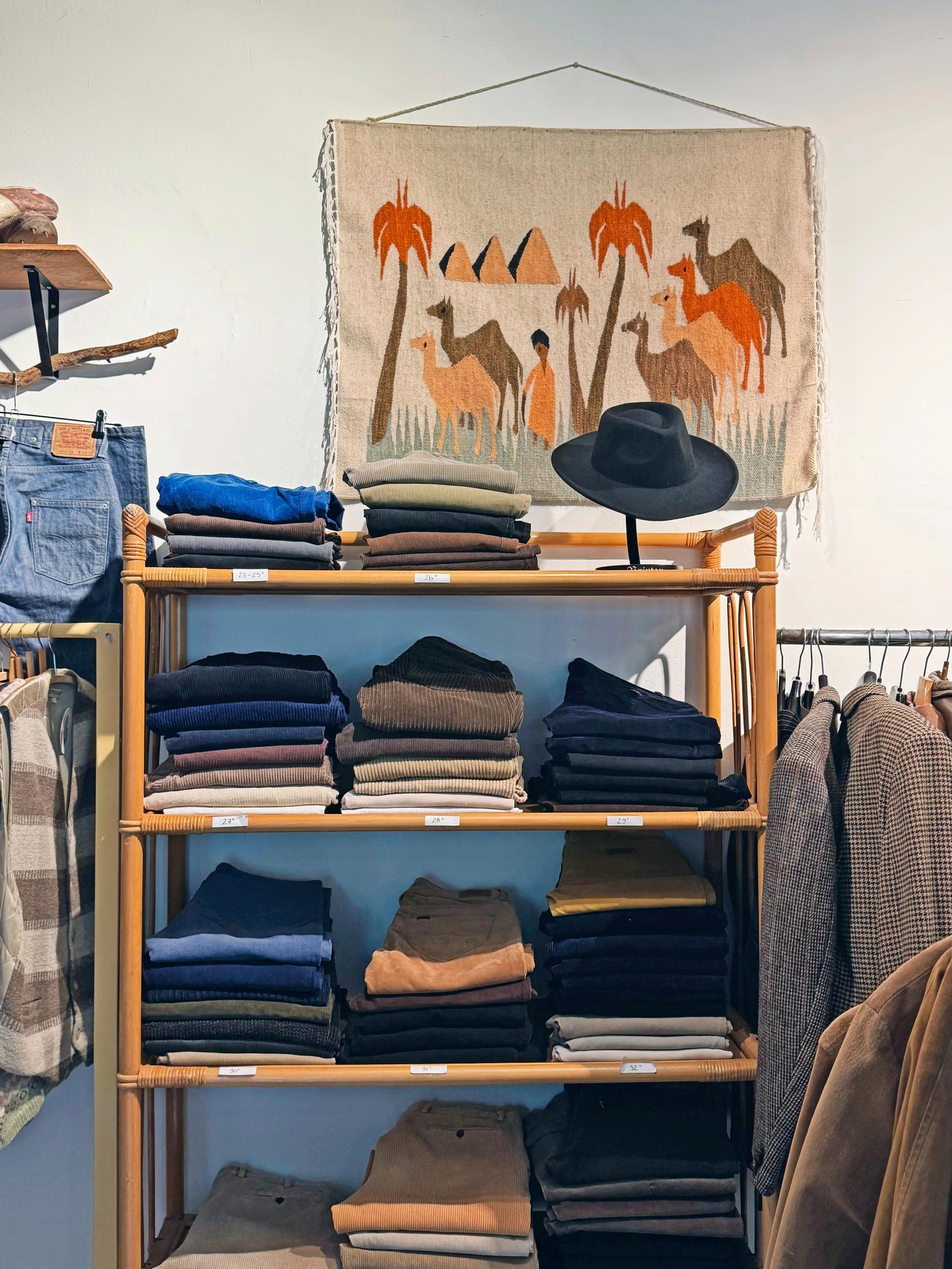 Vintagenystävän kannattaa pyörähtää HAY Second Handissa.