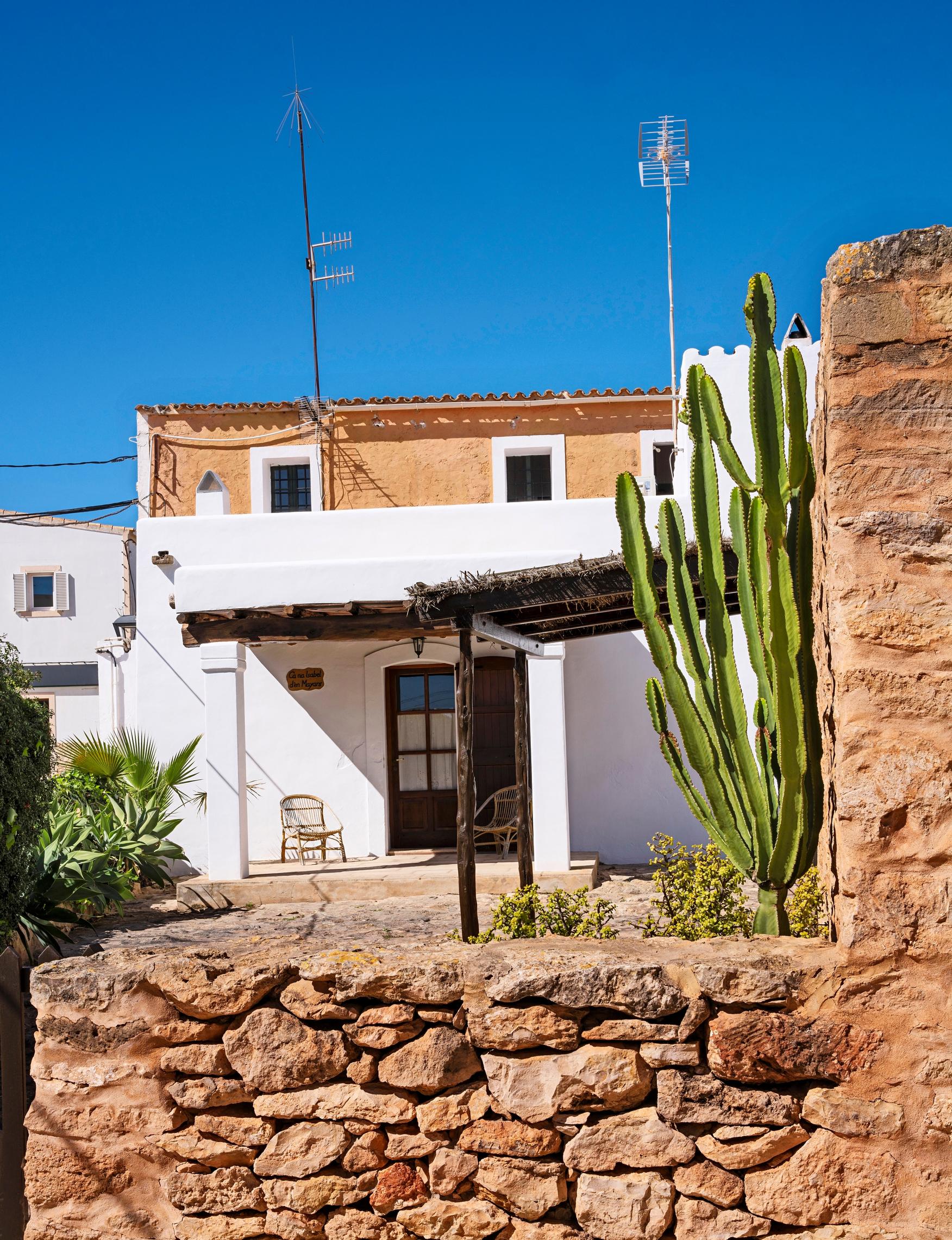 Formenteralla on joitakin hotellikeskittymiä, mutta suuri osa saaren rakennuksista on arkisen ja viehättävän pienimuotoisia.