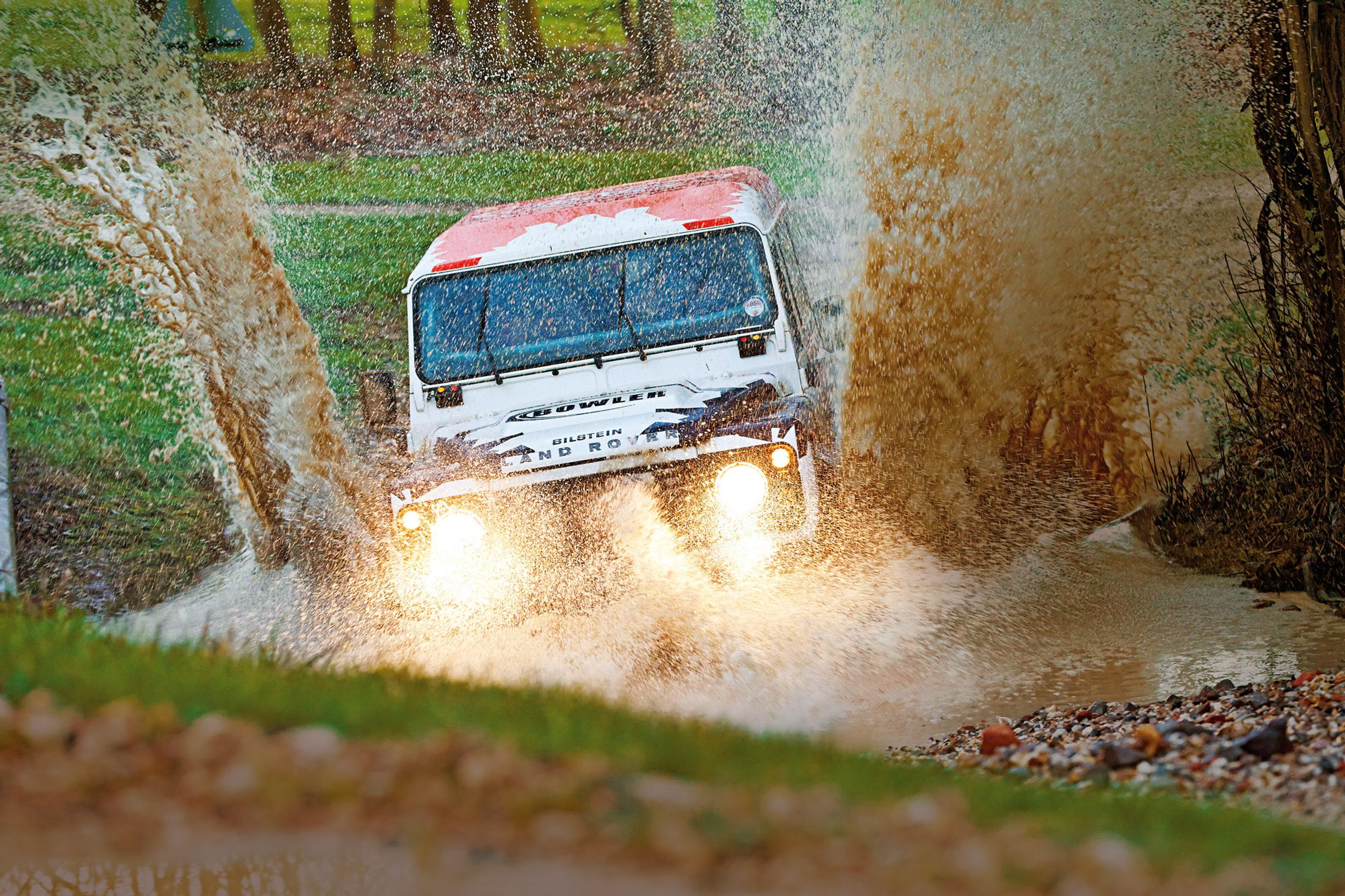 Koeajossa Land Roverin ralli-Defender – vesi lentää
