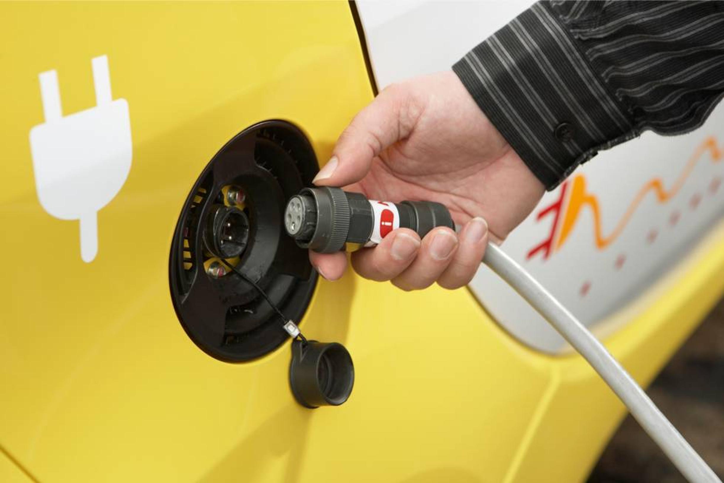 Ratkaisiko Daimler sähköautojen perusongelmat? – "500 km matka 20 minuutin latauksella"