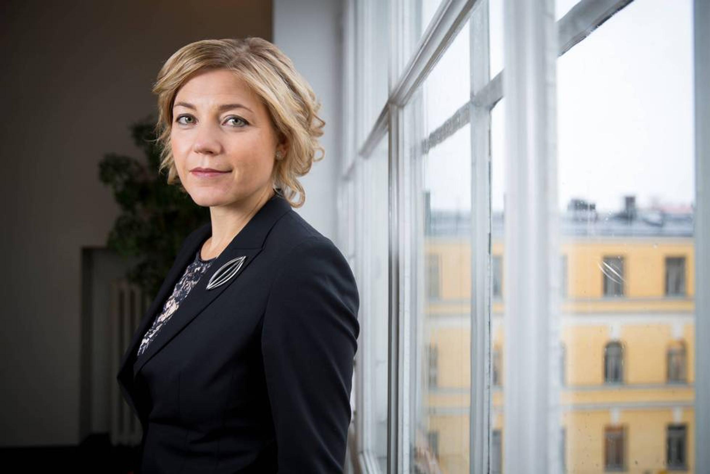 Ministeri jakoi ansiomitaleja moottoriliikenteen hyväksi tehdystä työstä