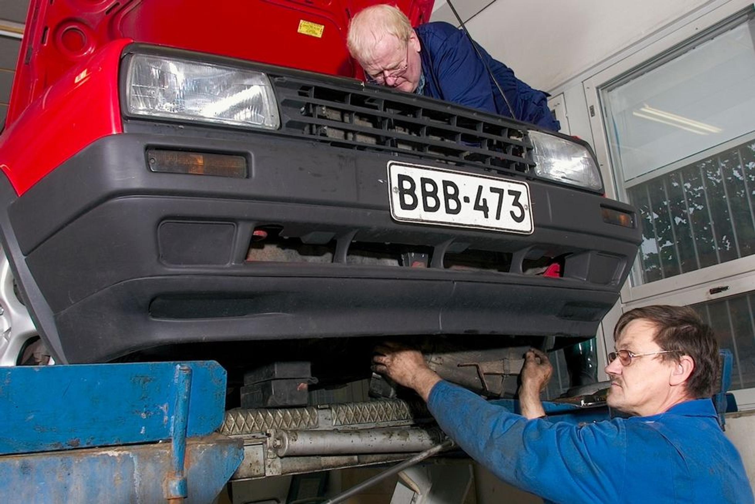 Avuttomia autoilijoita yllättävän paljon – Brittitutkimus: viidennes ei osaa edes avata autonsa konepeltiä