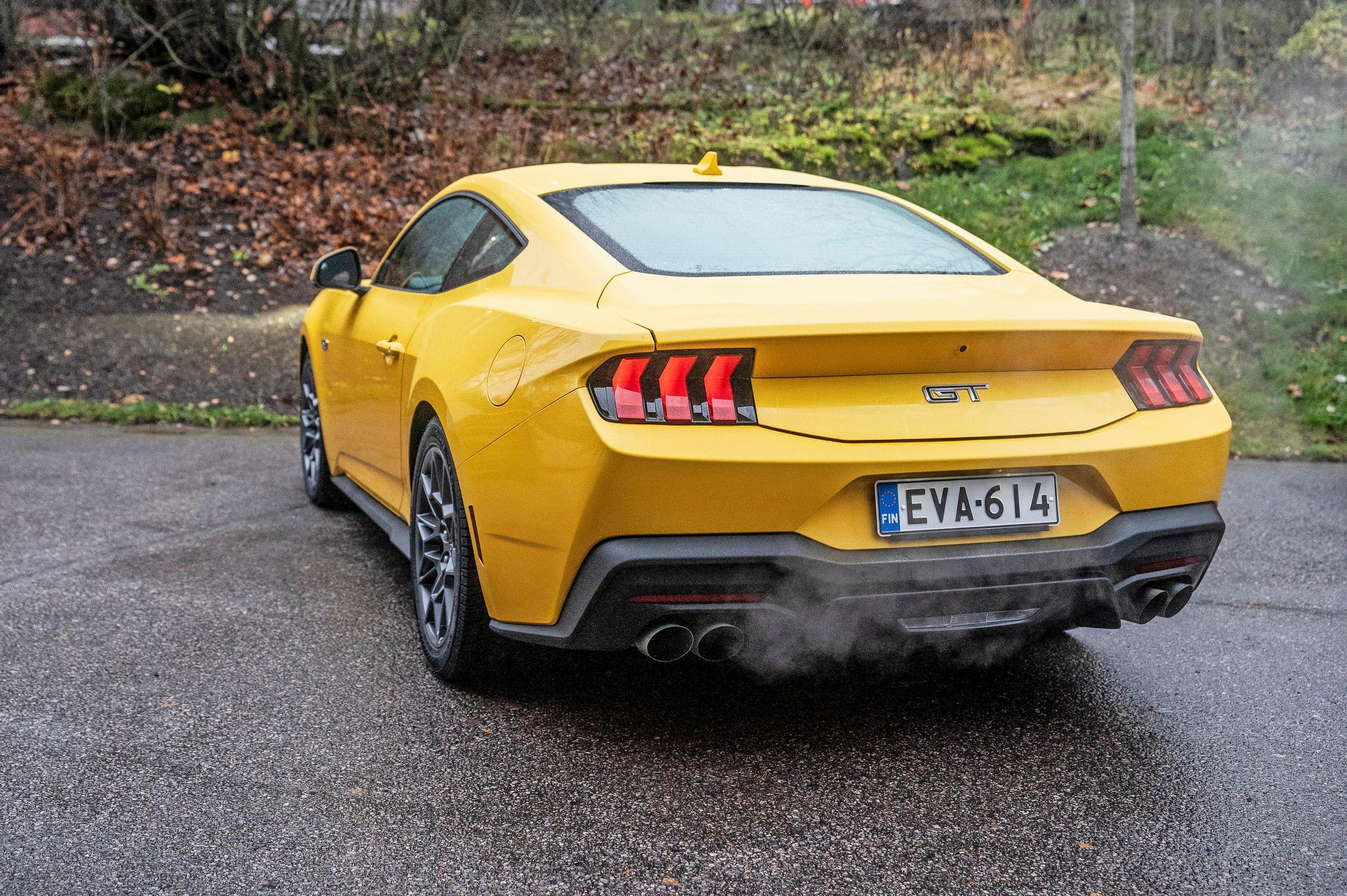 Ford Mustang on sporttinen auto – hauskan vanhanaikaisella tavalla. Kun vinkkelikasin tehoja käyttää reippaasti, tuntuu kuin auto olisi koko ajan lähdössä lapasesta. Ainutlaatuista viihdettä.