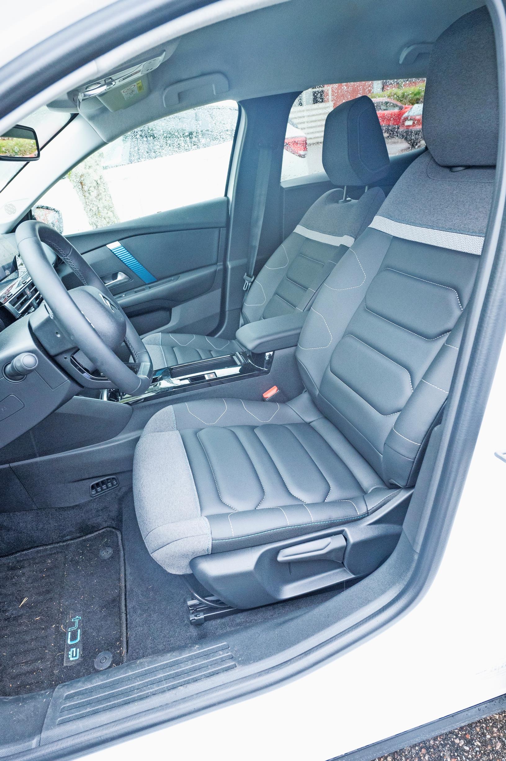 Citroën ë-C4:n etupenkki on oikein mukava, mutta sen säätäminen hankalaa.