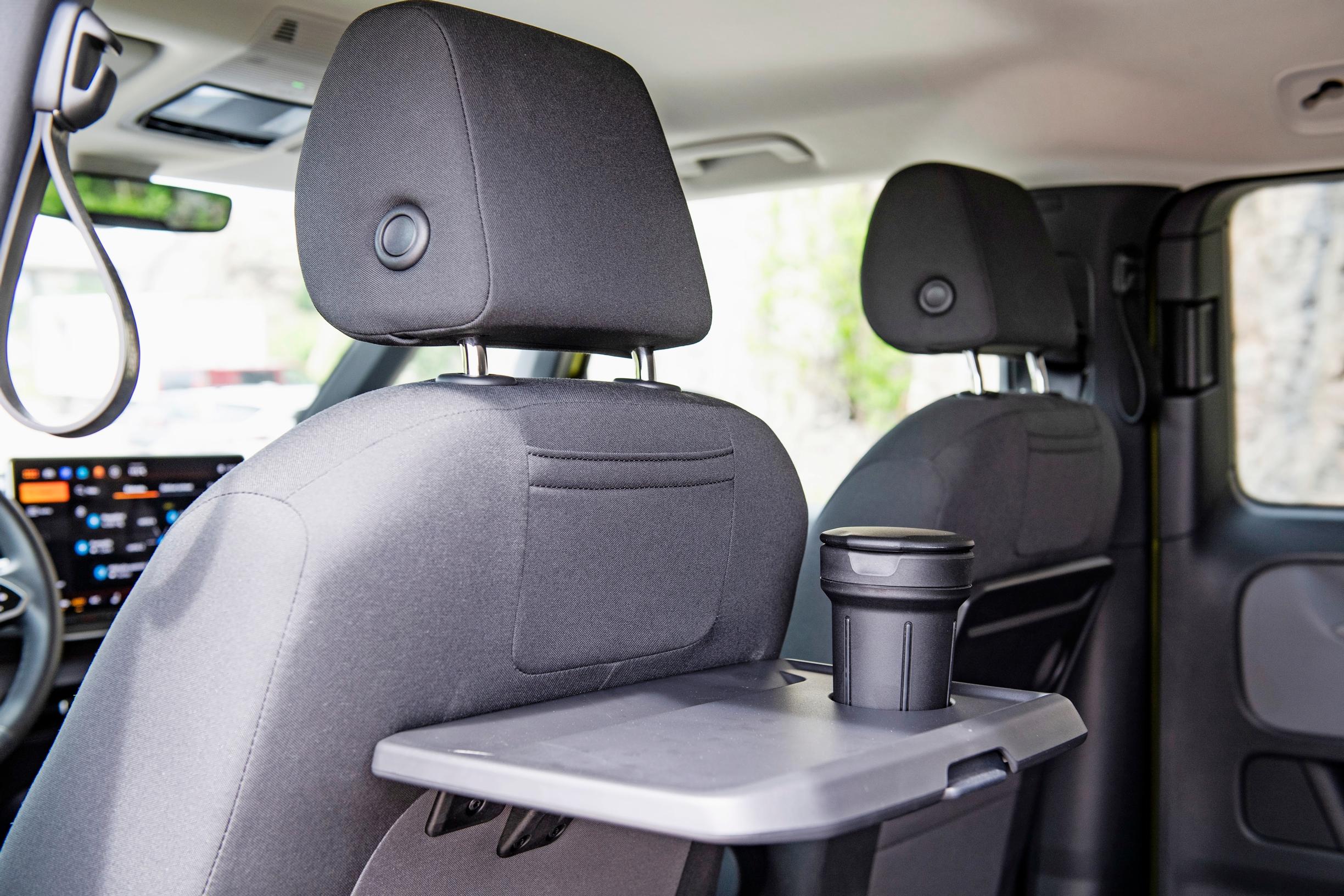 Volkswagen ID. Buzz Pro Businessin esiin taitettavalta pöydältä takapenkkiläisten on kiva nauttia matkaeväitä.