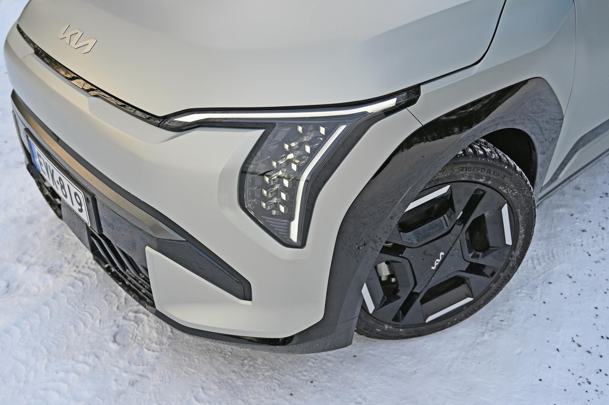 Kia EV3:n led-ajovalot ovat tänä päivänä jo ihan peruskauraa. EV3:ssa ne valaisevat tietä hyvin. Muotojen osalta auton keula noudattelee samoja Karim Habibin piirtämiä päälinjoja monta kokoluokkaa suuremman EV9:n kanssa. GT-Linessa on omanlaisensa puskurit.