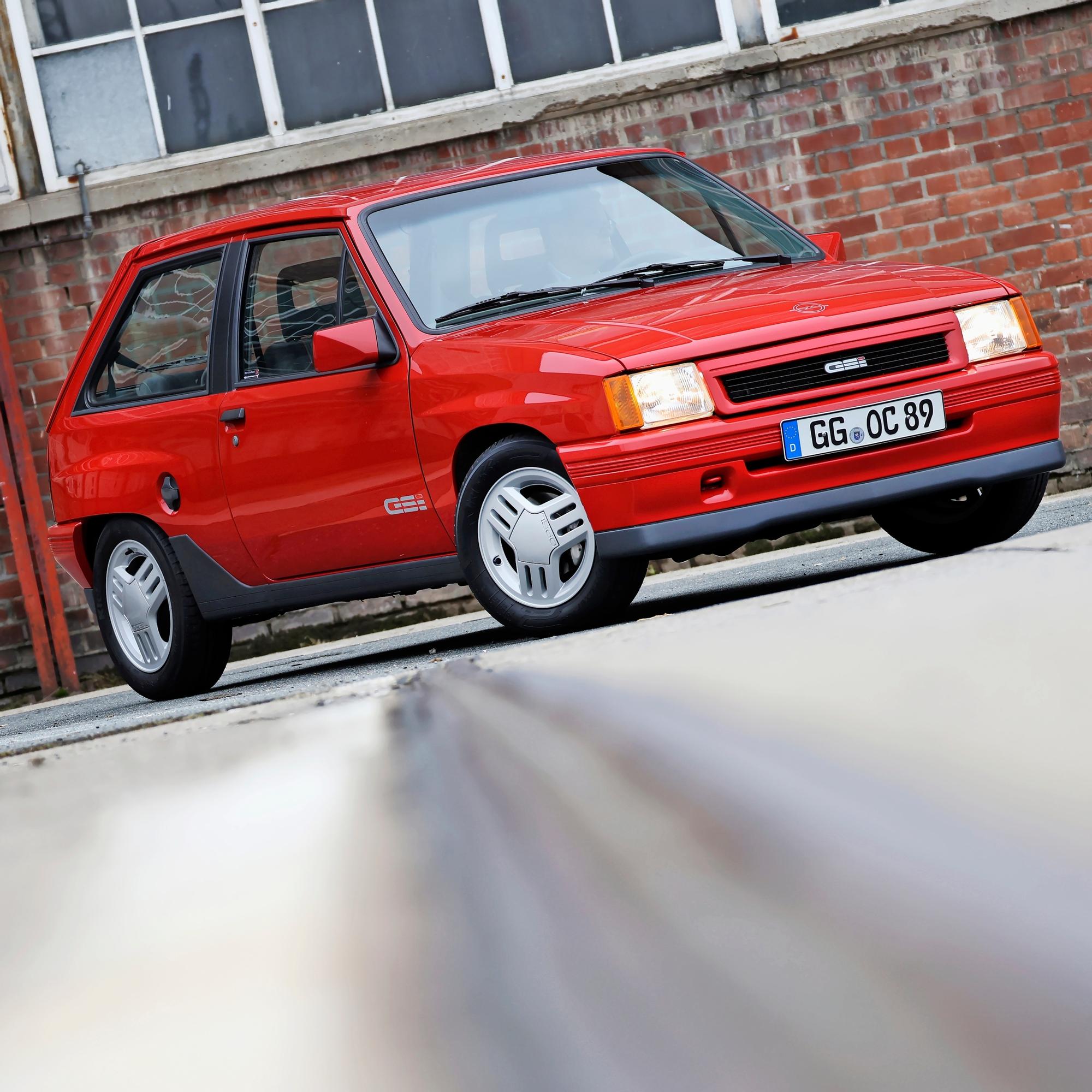 Opel Corsa GSi – Vuonna 1982 riitti 100 heppaa ja tehostamaton ohjaus tarjosi suoran yhteyden tien pintaan 