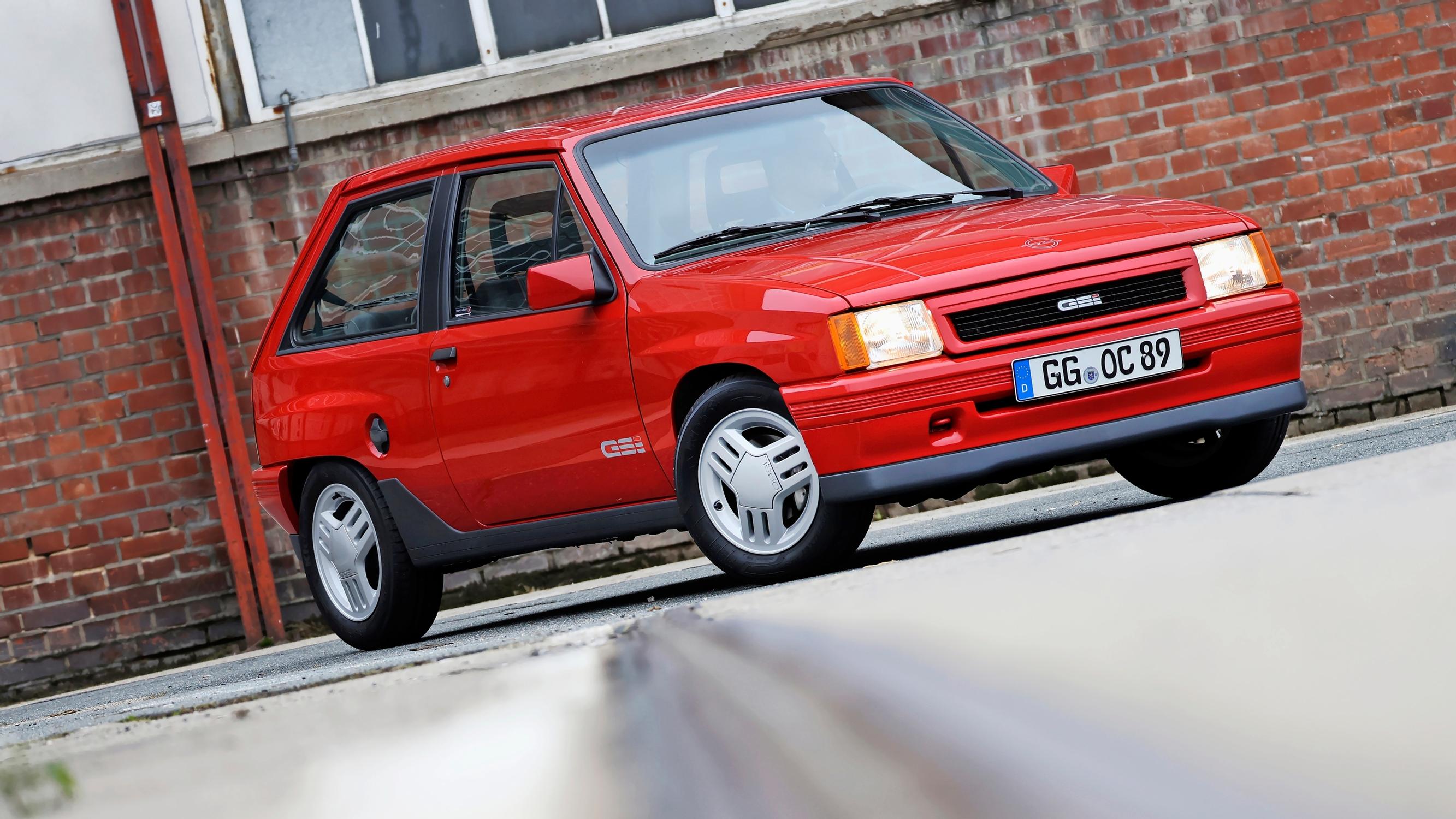 Opel Corsa GSi – Vuonna 1982 riitti 100 heppaa ja tehostamaton ohjaus tarjosi suoran yhteyden tien pintaan 
