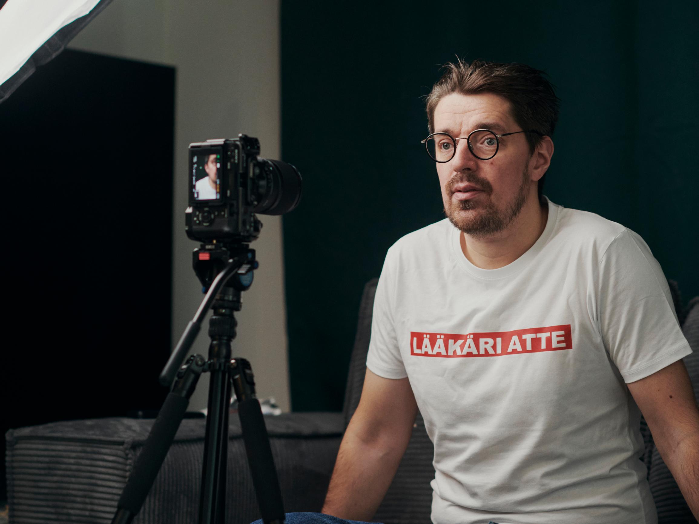 Somelääkäri Atte Virolaisen nuoruus kului päihdeperheessä: ”Isäni kuoli ja äitikin pakeni maailman kovuutta päihteisiin”