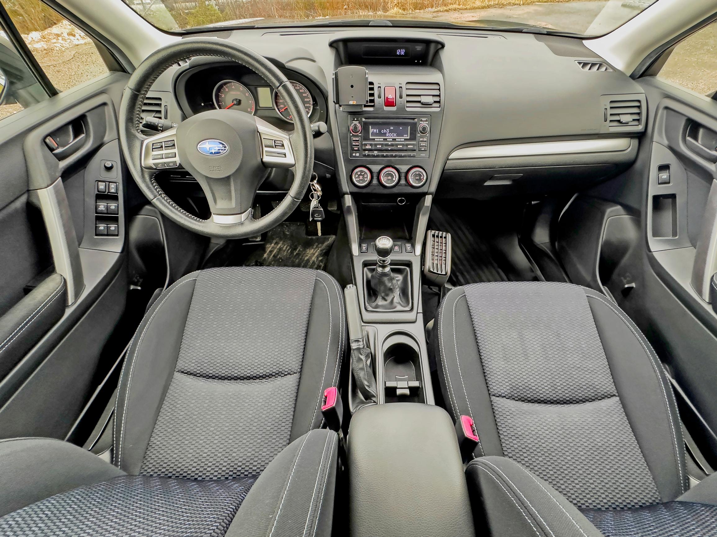 Subaru Foresterin kojelauta on selkeän asiallinen. Hallintalaitteet toimivat loogisesti.