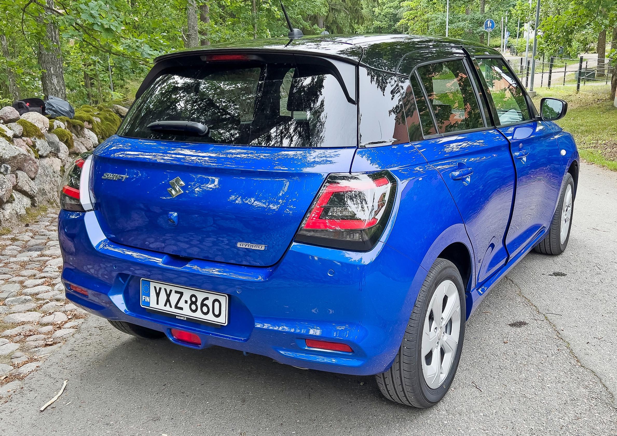 Suzuki Swift on tyypillisen pikkuautomainen ajettava. Jousitus on turhan kimmoisa, mutta ohjaustuntumassa ei ole valittamista.