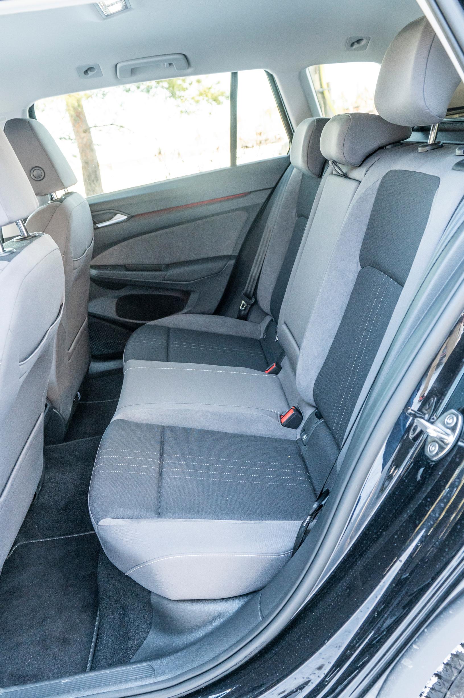 Volkswagen Golf Variant Alltrack 2.0 TSI 4Motion DSG takaistuimet.