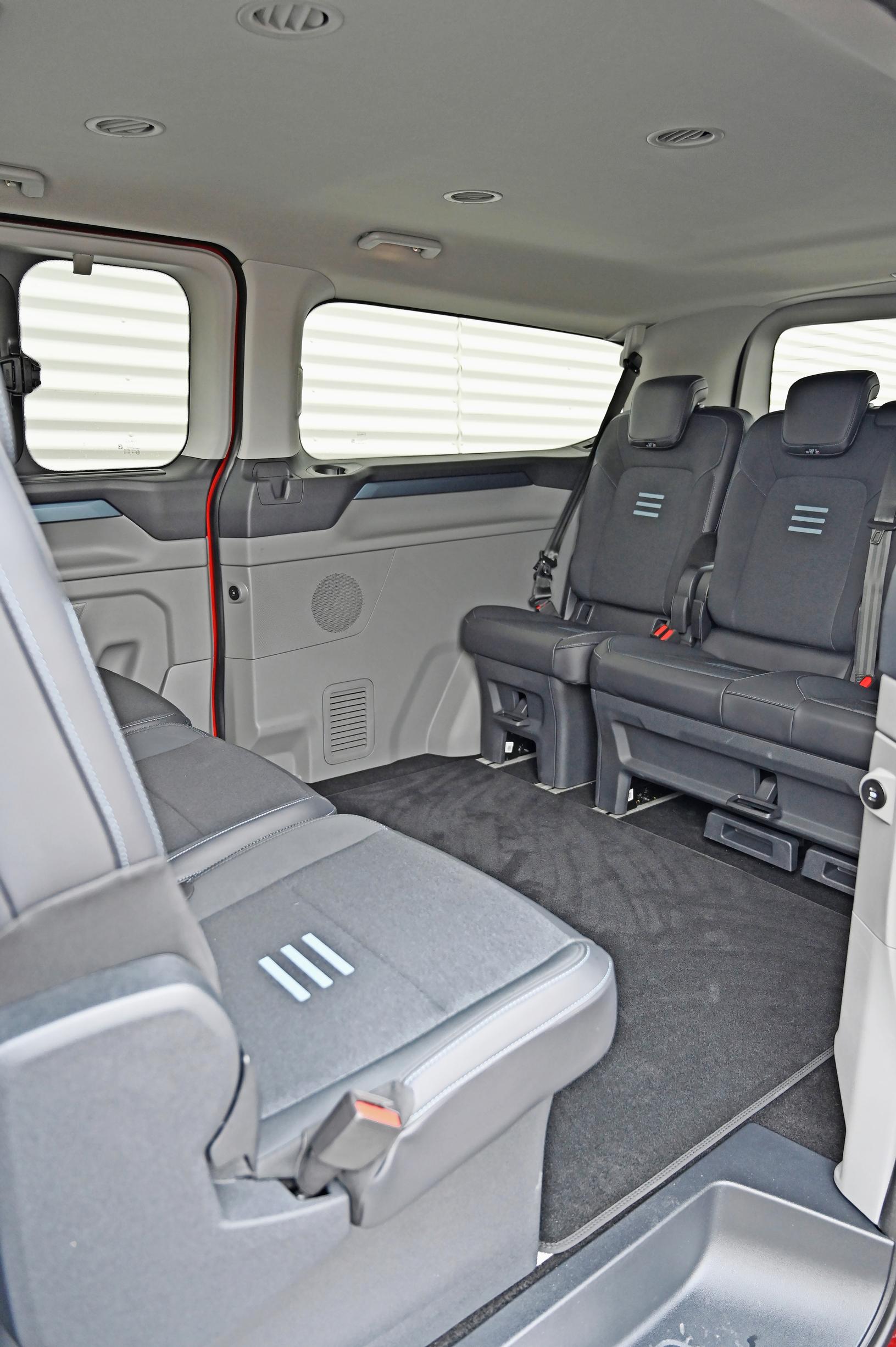 Ford Tourneo Customin takana on tilaa kuin helsinkiläisessä kantakaupunkiyksiössä. Istuimien menosuuntaa voi kääntää.