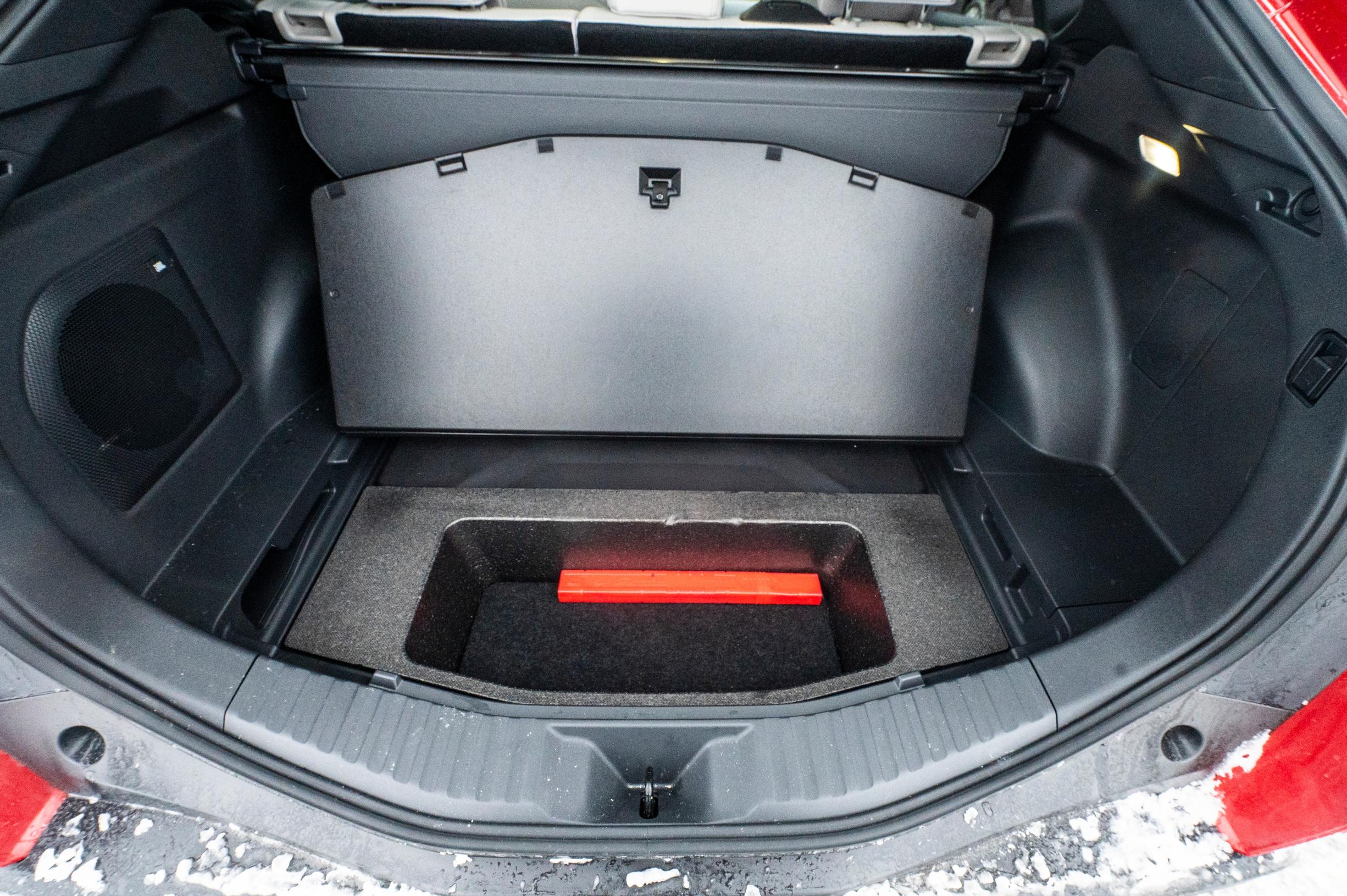 Toyota bZ4X Premium AWD latausjohdoille on oma potero tavaratila välipohjan alla