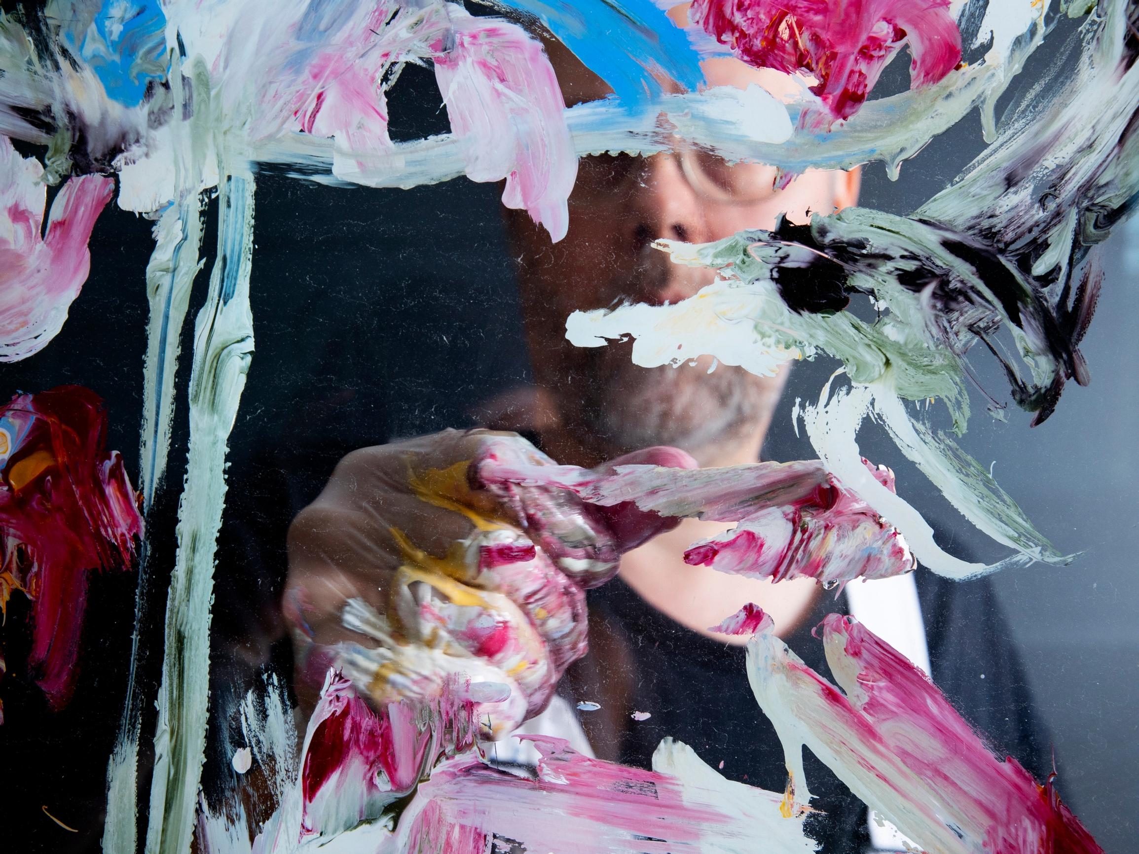 Kuvataiteilija Heikki Marila maalaa käsillään – ja nauttii siitä tunteesta, kun taiteilijan ja kankaan välissä ei ole muuta kuin maali