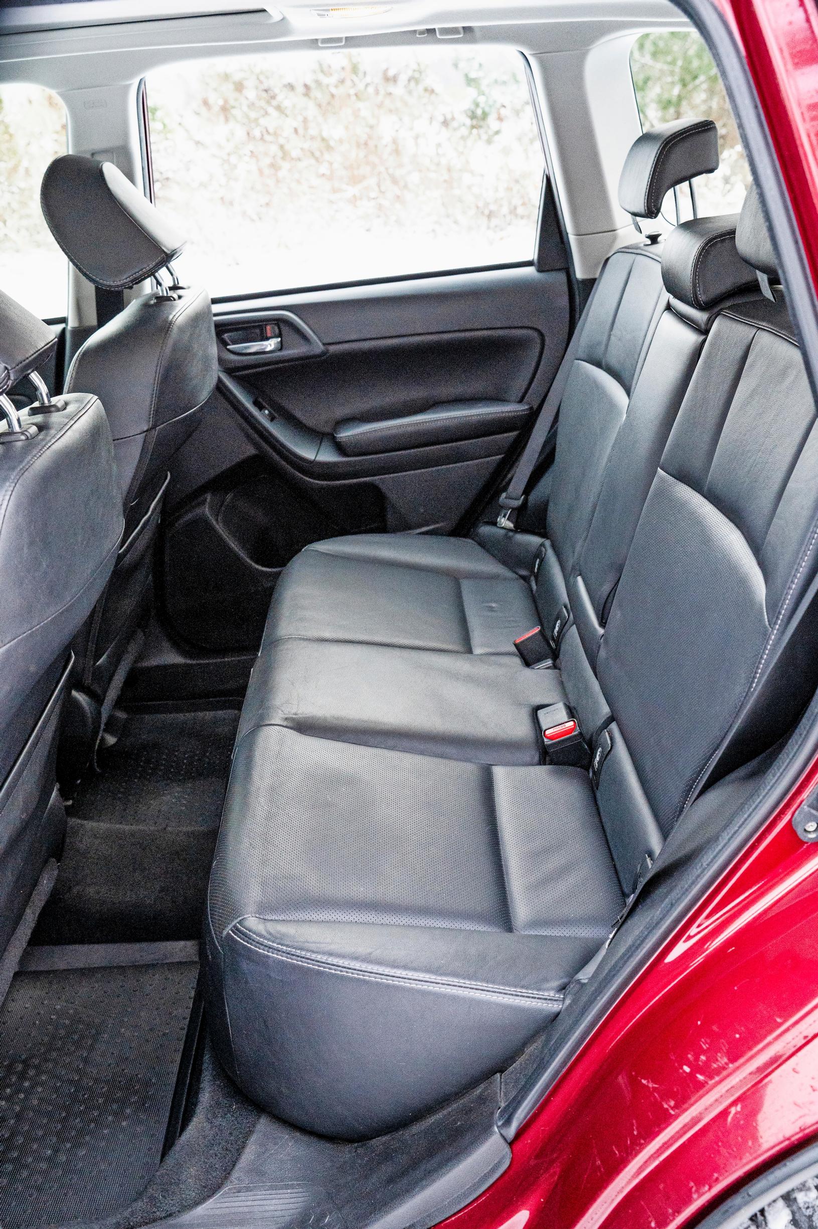 Subaru Foresterin takaistuin on mukavan tilava. Täällä matkataan ryhdikkäässä asennossa.