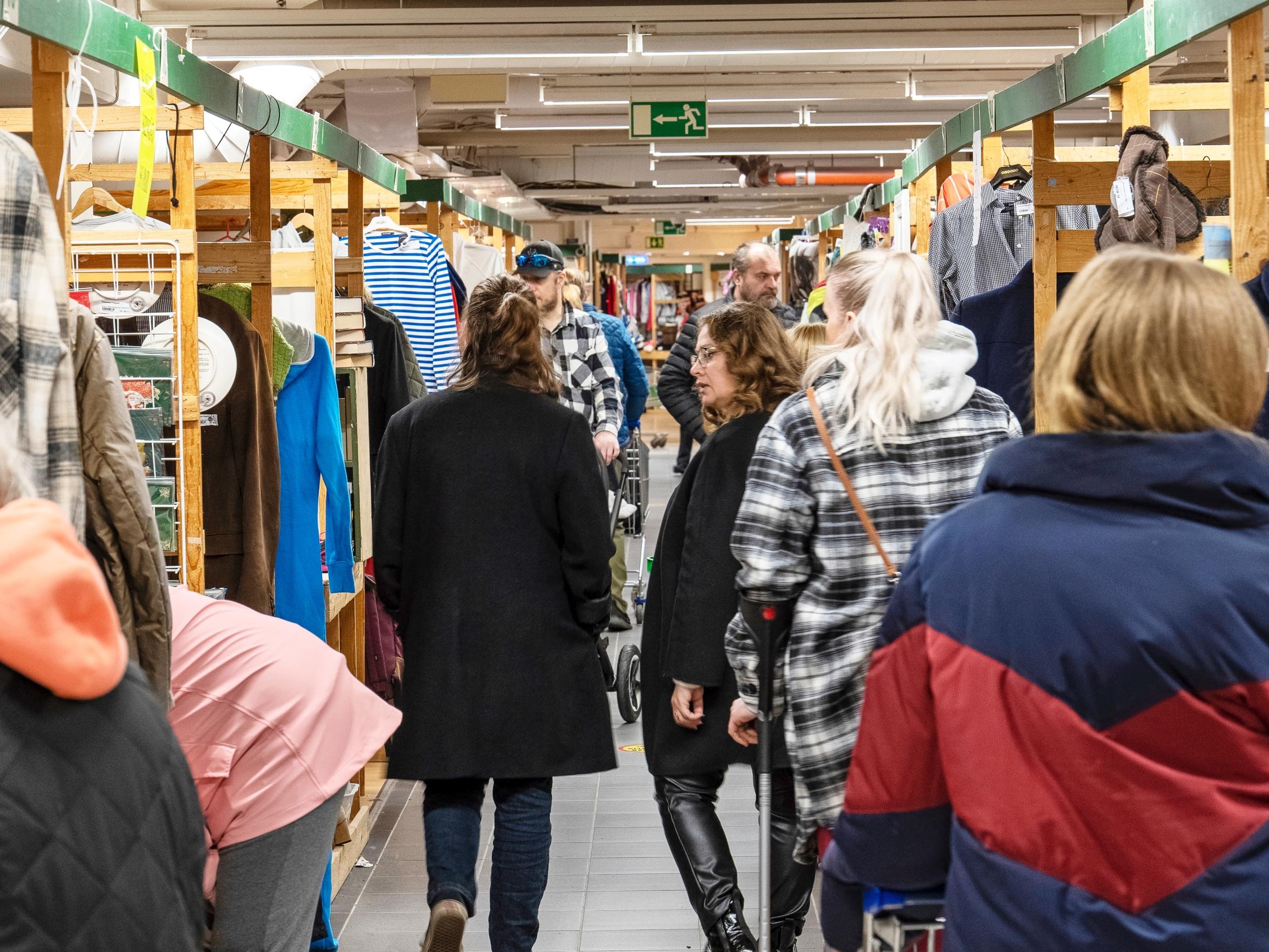 Uutena ostettu ”halpisvaate” voi olla nolo juttu – Muotivaatteita haetaan nyt vintiltä