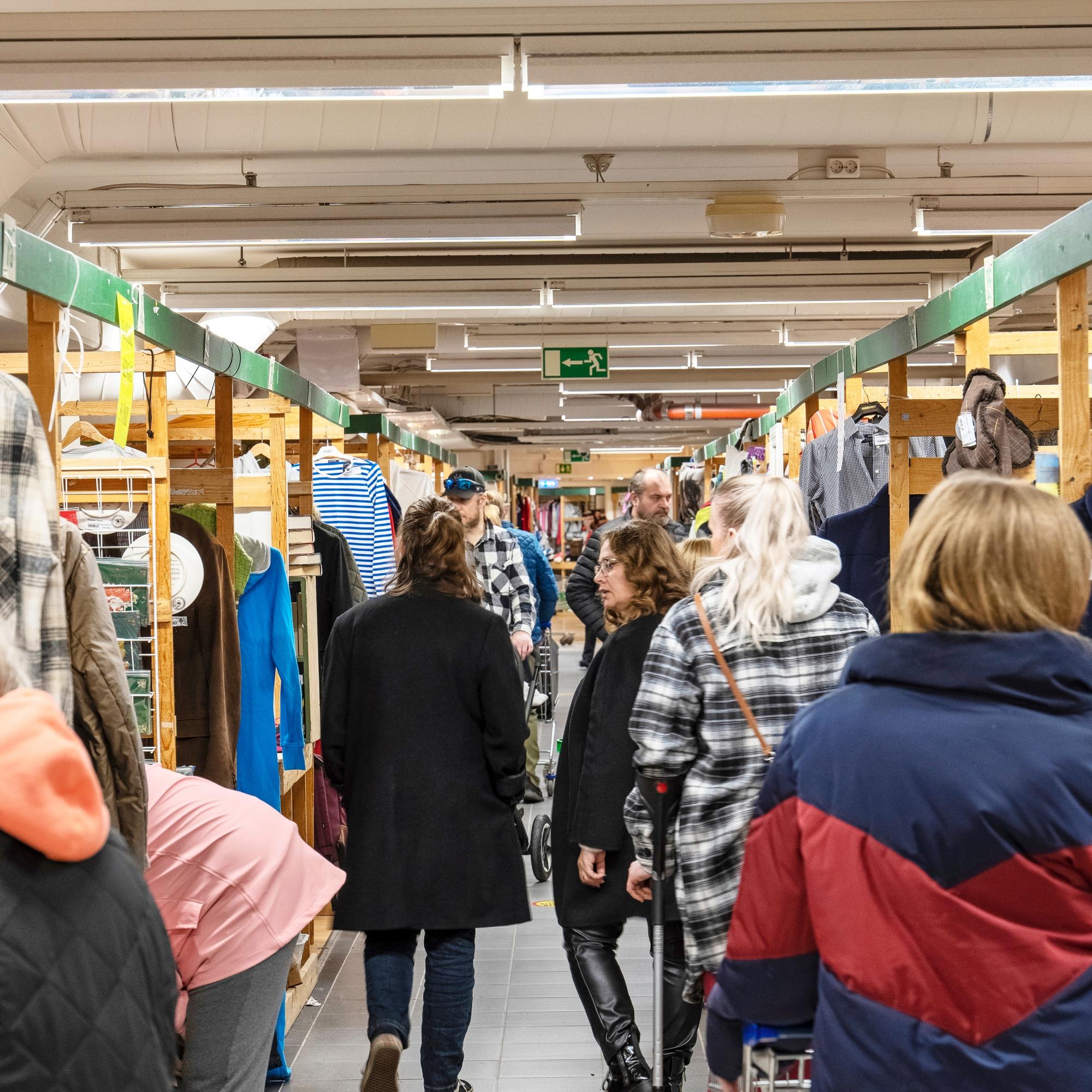 Uutena ostettu ”halpisvaate” voi olla nolo juttu – Muotivaatteita haetaan nyt vintiltä