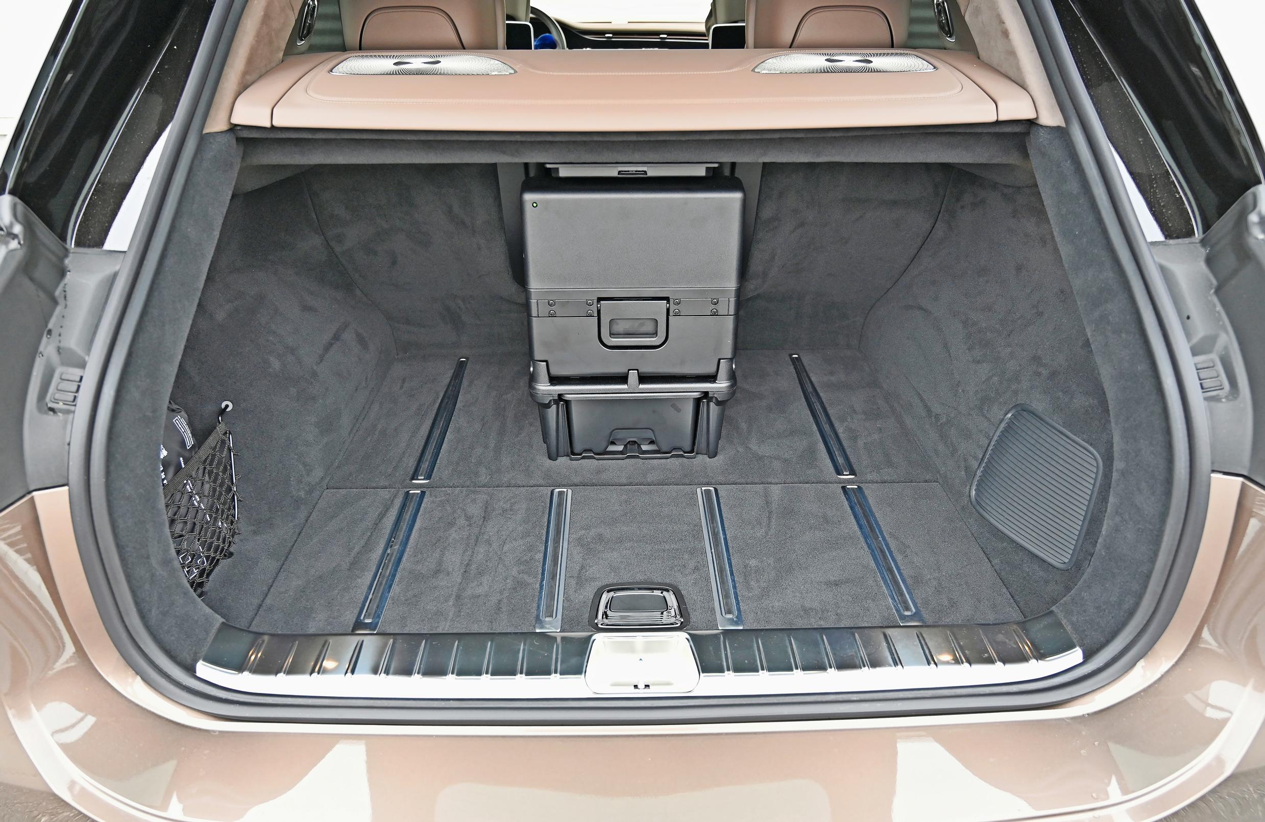 Maybach EQS 680 SUV:n jääkaappi lohkaisee tavaratilasta aimo siivun, mutta se on toki irrotettavissa helposti.