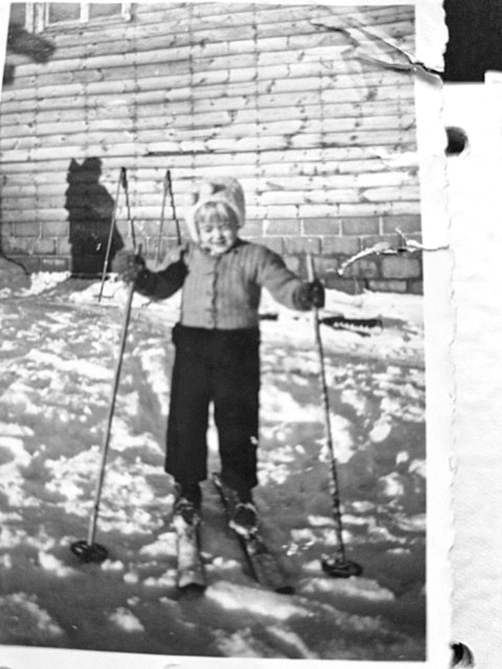 Raili Hulkkonen 5-vuotiaana kotipihallaan Alavudella 1950-luvun alussa.