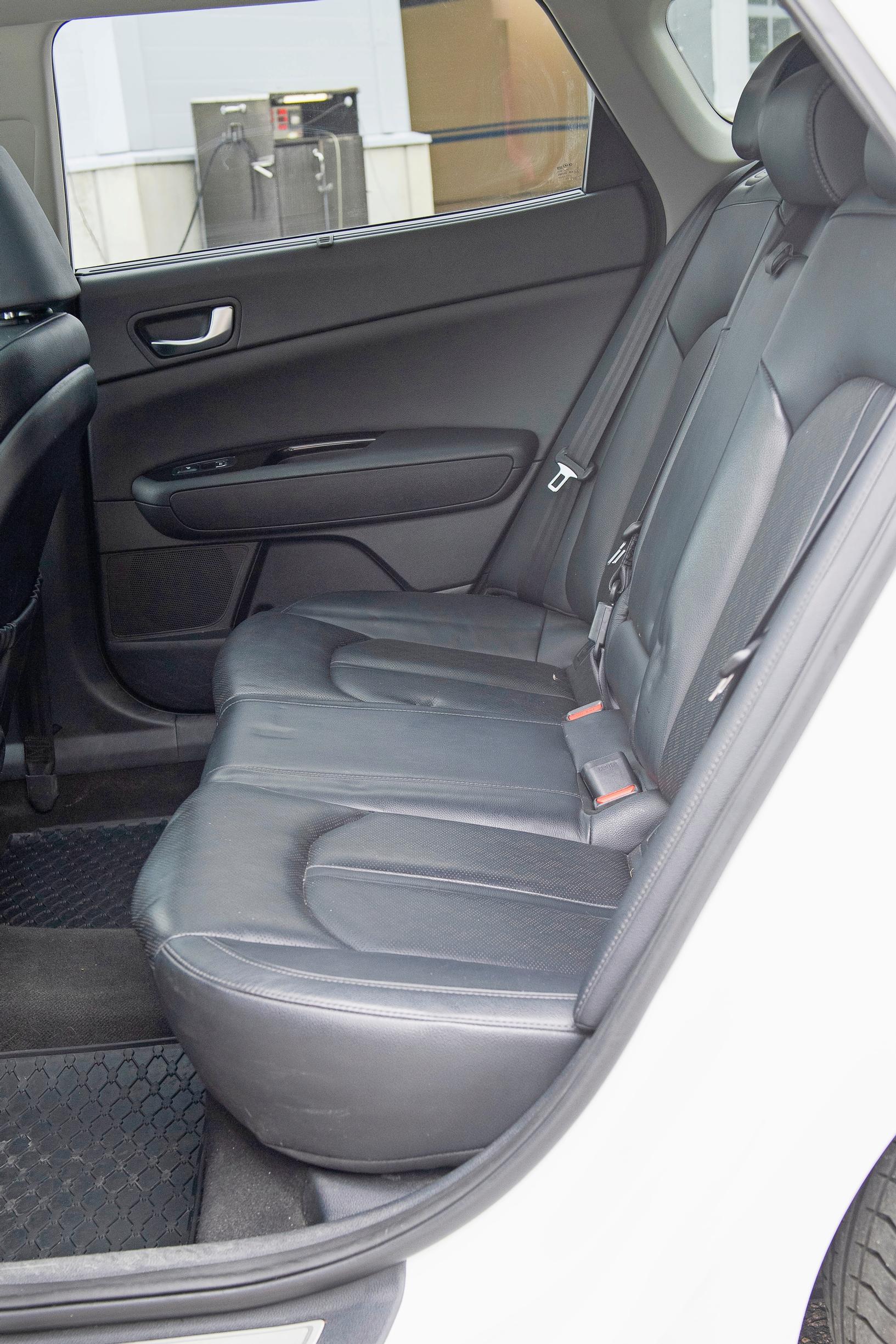 Kia Optiman takapenkillä vallitsee avara tunnelma.