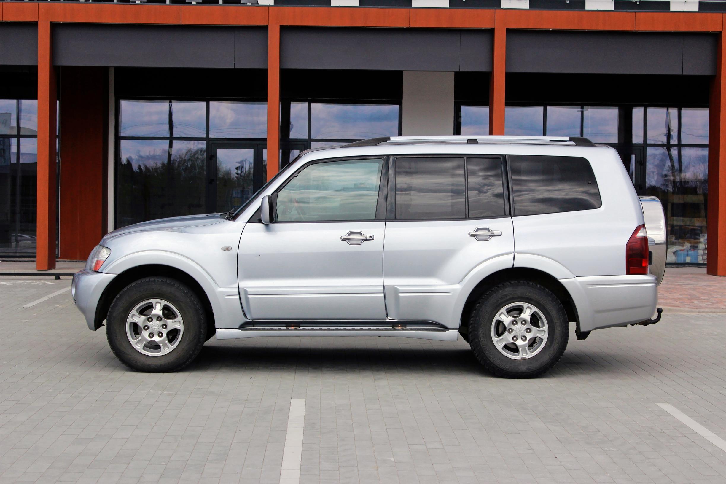 Mitsubishi Pajero. Tämä Mitsubishi pelaa samassa sarjassa kuin Toyota Land Cruiser ja Nissan Patrol.