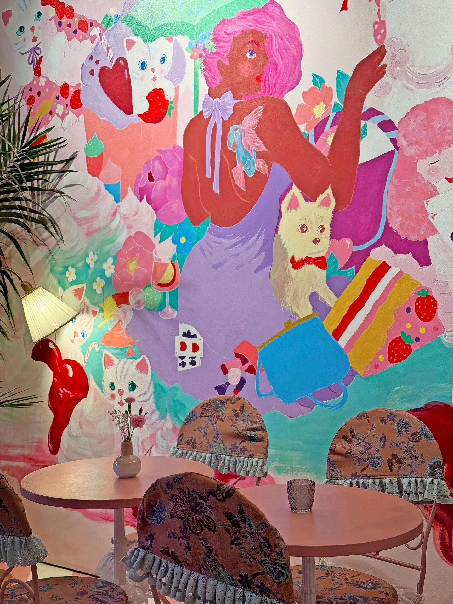 Relove-vintageketjussa voi shoppailun ohessa myös kahvitella.