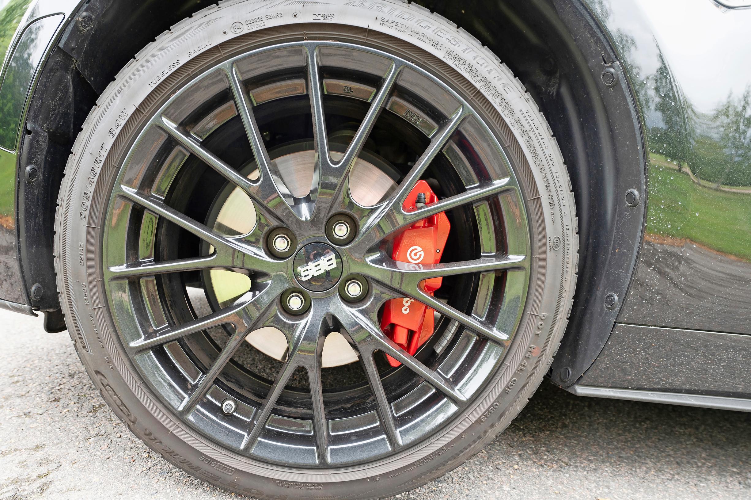 Mazda MX-5:n pyörien punaväri paljastaa Brembon jarrut. Vanteet ovat merkkiä BBS.