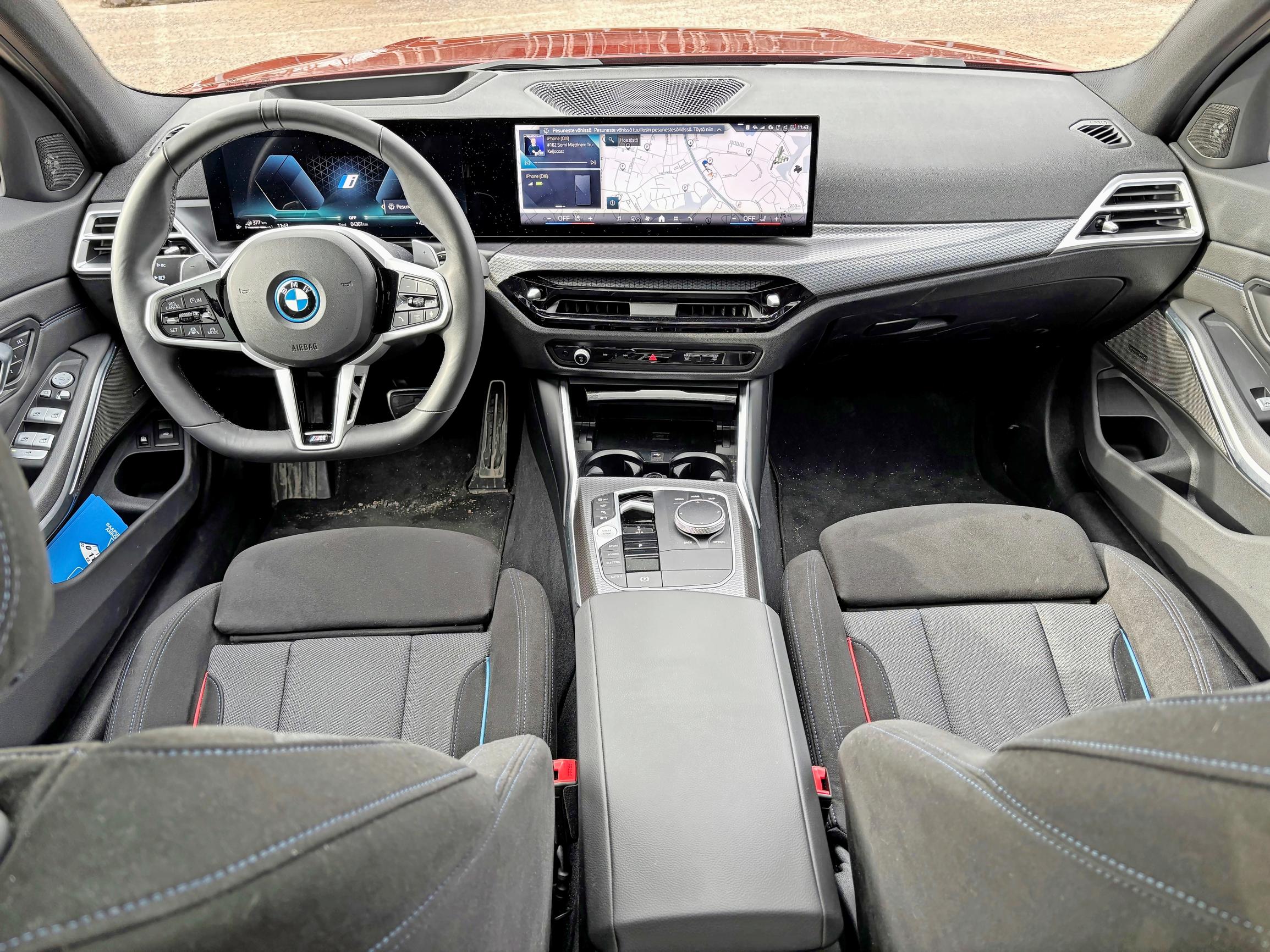BMW 330e xDrive Touringin leveä diginäyttö on sinänsä vanha tuttu, mutta käyttöjärjestelmä on mennyt uusiksi. Tuuletussuuttimet ovat myös uudet.