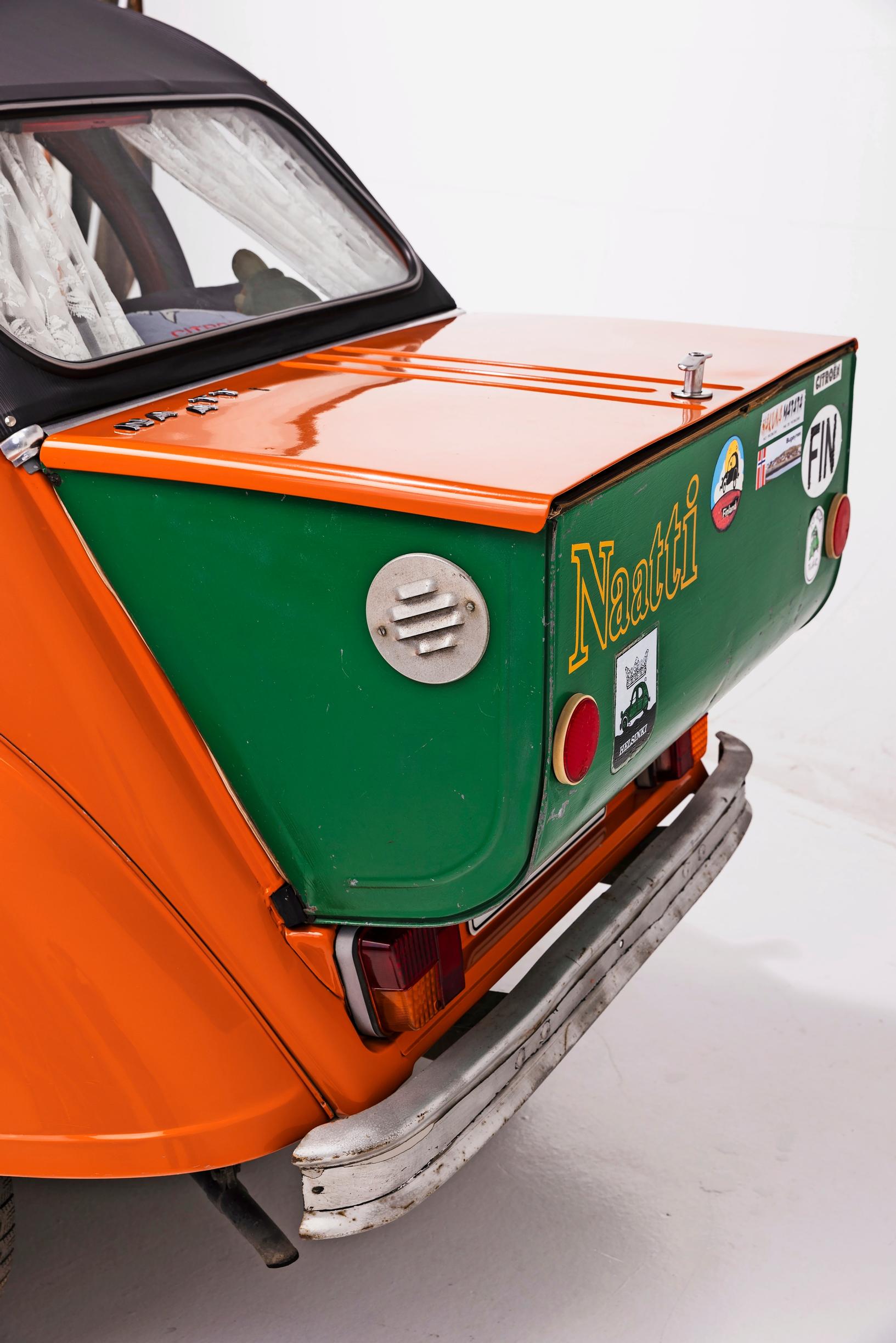 Citroën 2 CV:n reppupeppu mahdollistaa omistajalleen autossa nukkumisen. 
