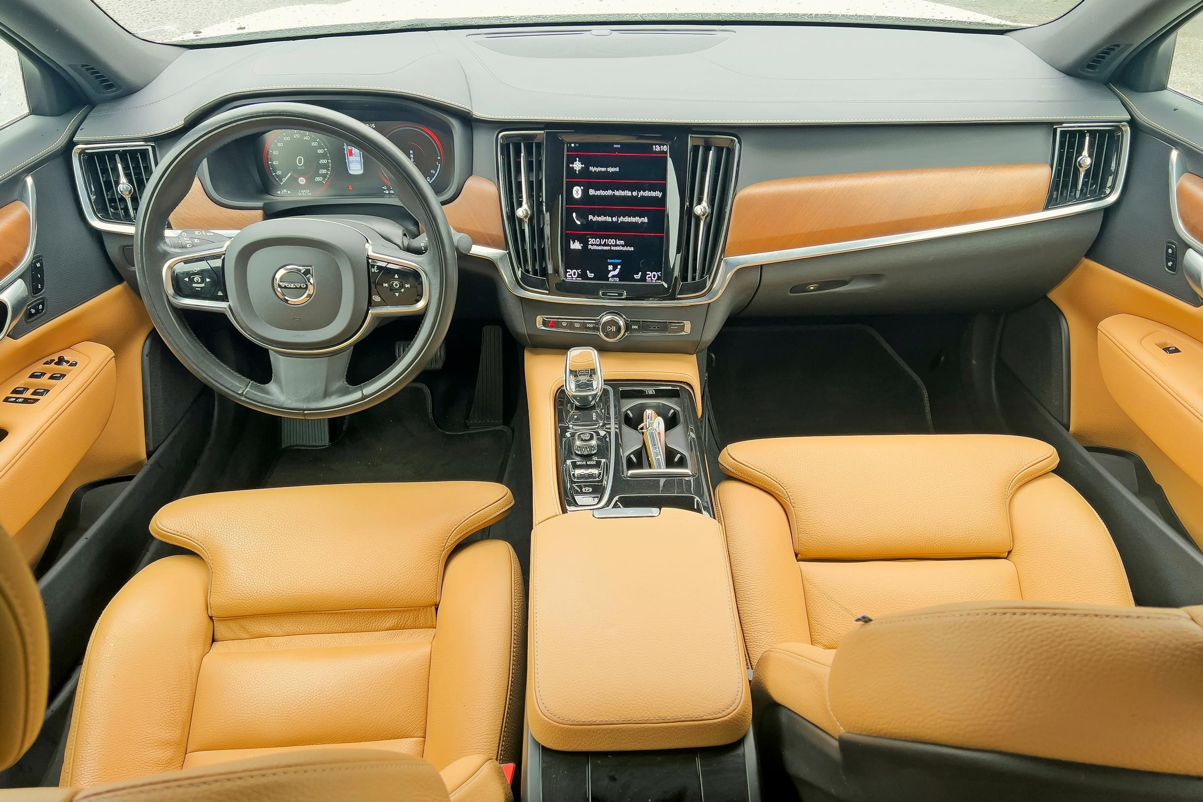 Volvo S90:n moderni kojelauta edustaa Volvon nykytyyliä.