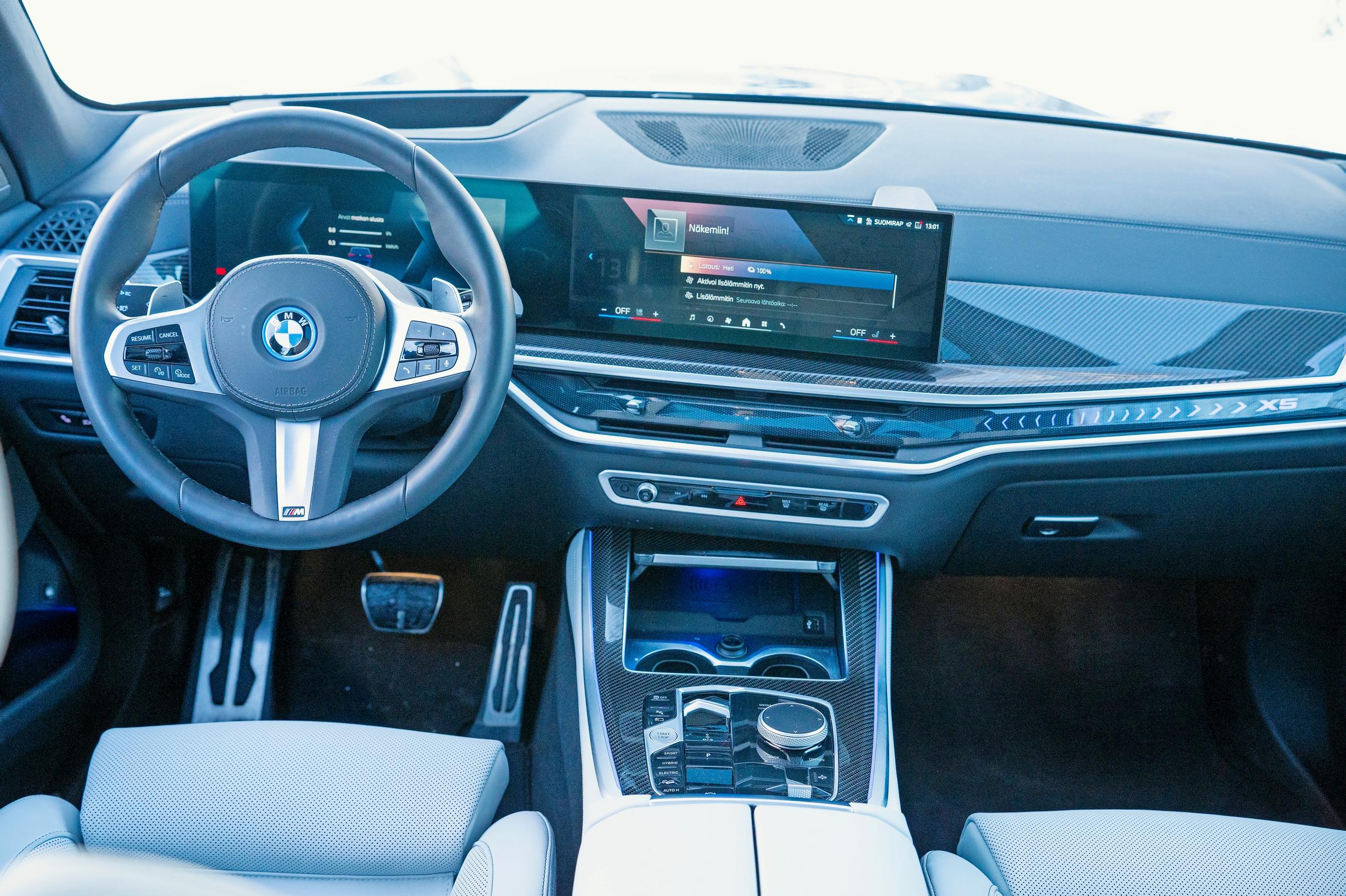 BMW X5:n kojelaudasta löytyy onneksi vielä muutama perinteinen painonappi.