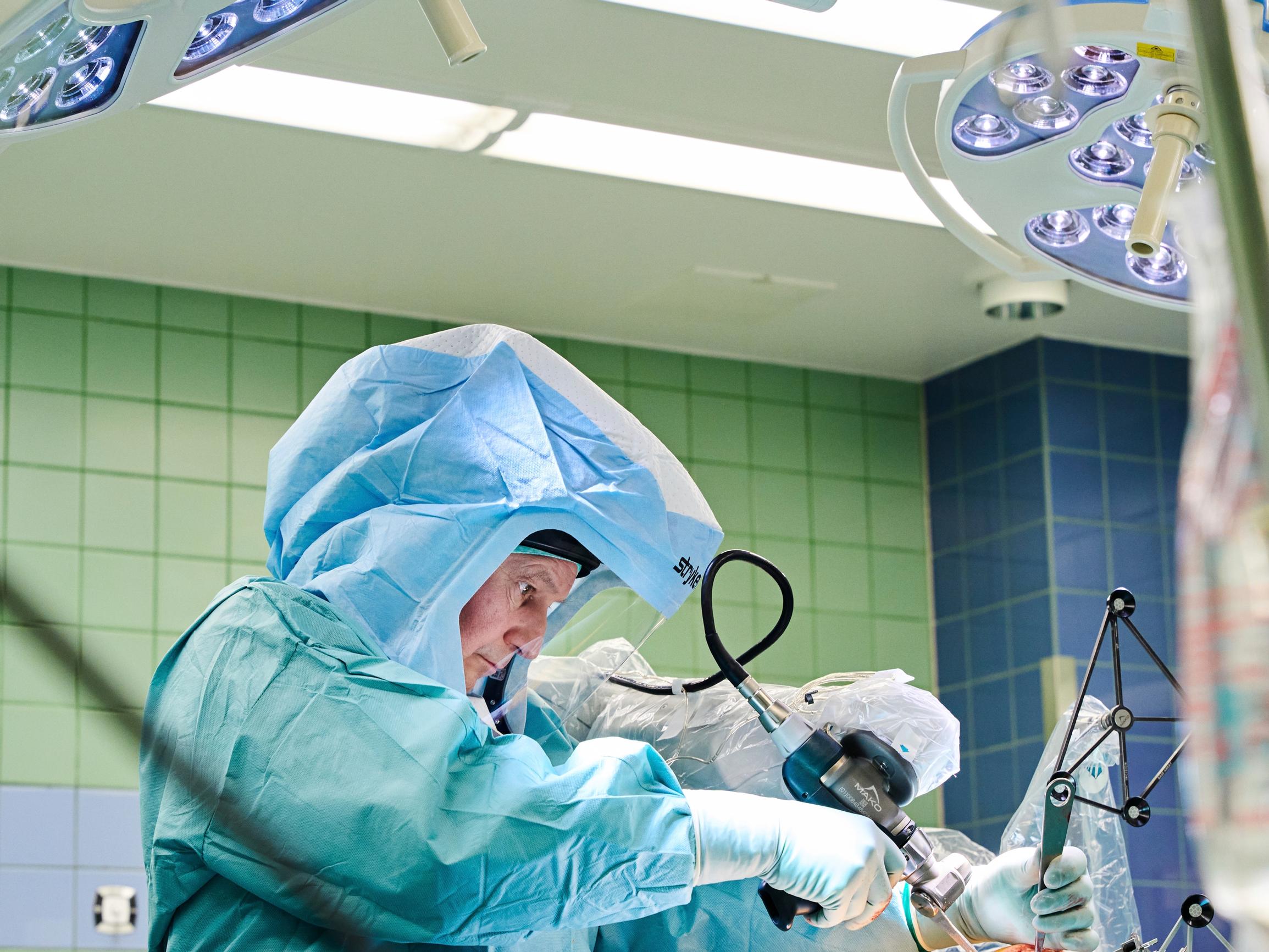 Ortopedi Matti Sävelä ei halua luopua robotin avusta tekonivelleikkauksissa – ”Se on eri asia kuin että kirurgi lähtisi kahville ja robotti jäisi hommiin”