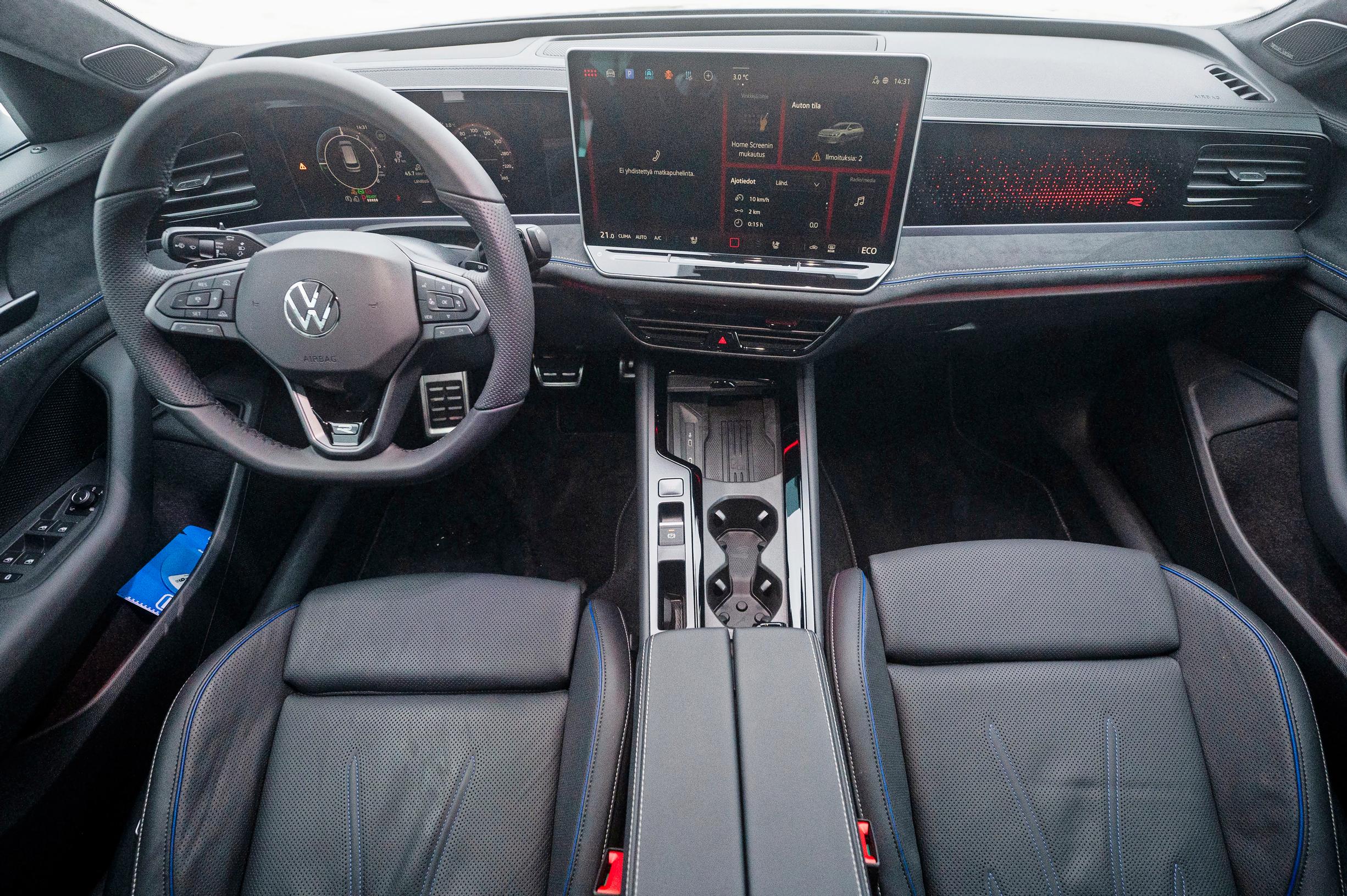 Volkswagen Passat e-Hybridin keskinäyttö on kokoa XL. Sen monipuolisten toimintojen hyödyntäminen vaatii pientä opiskelua.