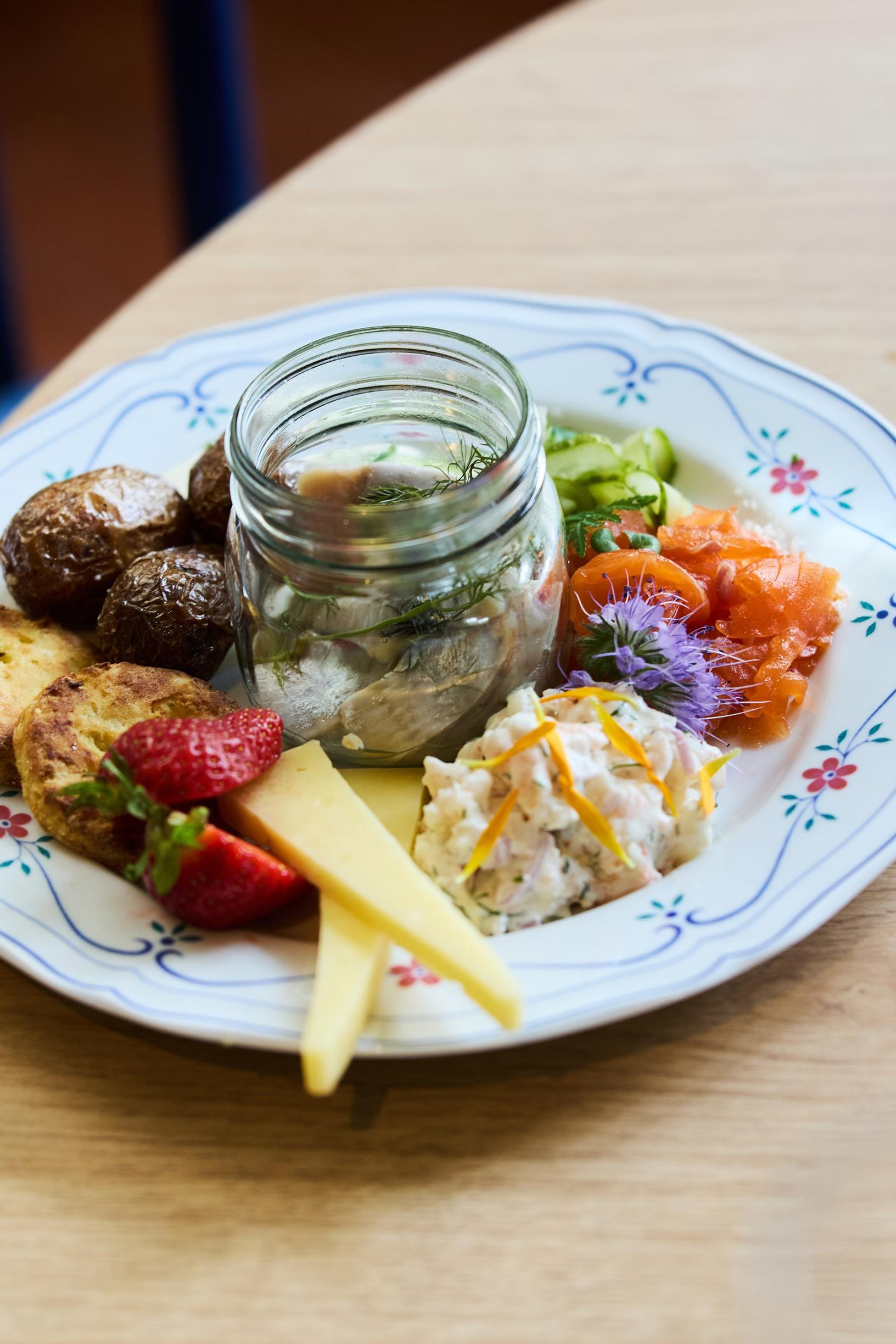 Ravintola Västin Midsommar-annos.